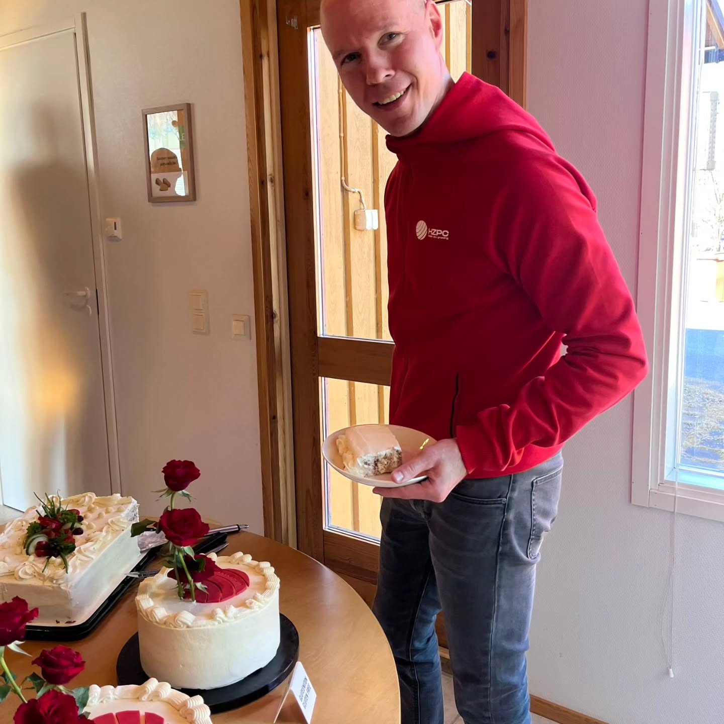 Lämmin kiitos Mikalle vuosien yhteistyöstä ja paljon onnea uusiin tuuliin!🌷 Mika aloitti 14 vuotta sitten Kantaperunan myyntijohtajana ja viimeiset 8 vuotta ovat kuluneet toimitusjohtajan tehtävissä. Tänään oli Mikan viimeinen työpäivä ja kakkukahvien kanssa hyvästeltiin Mika kohti uusia haasteita. Hienot HZPC-kakut oli loihtinut @kakkukulta #läksiäiset #muutos #kohtiuusiahaasteita #kiitos #farewell