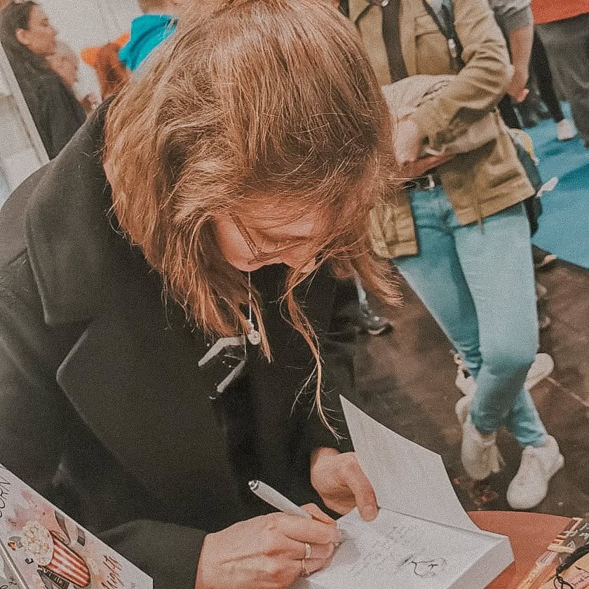 🖤🌻
Es ist knapp 8 Monate her, seit mein Buch veröffentlicht wurde, und ich kann immer noch nicht glauben, was für krasse Dinge seitdem passiert sind! ✨ Die Möglichkeit, Buchmessen zu besuchen und euch persönlich zu treffen, war echt ein Highlight.
Es ist so toll, dass meine Geschichte bei so vielen von euch einen Platz im Regal gefunden hat. Vielen Dank für all die Liebe und Unterstützung! ❤️
#booklove #bookworm #readingtime #booknerd #bookaholic #bookaddict #bookobsessed #debüt #popcorn #saltypopcornandsweetnights #Veröffentlichung #lisamarijkegosink #weltenbaumverlag #verlag #writing #wannabewriter #romance #creative #author #autorin #autorenleben #cosyromance #Bookstagram #Bücher #buchliebe #bücherwurm #bookstagramgermany #bookishlove #bookiesupport #bookiesunited