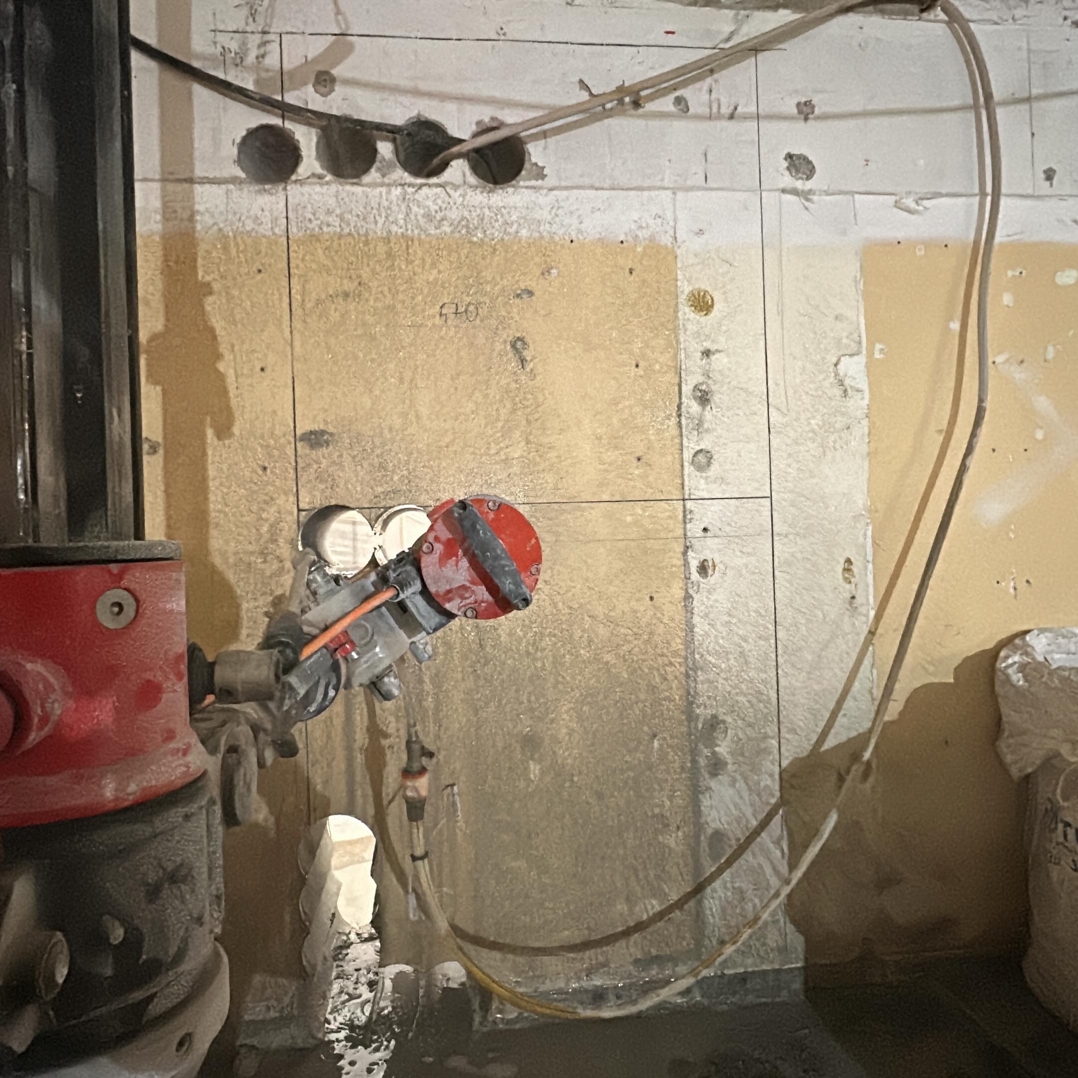 Simon håller på med hörnborrning inför att en dörr ska sågas i 500mm tjockt bankvalv.