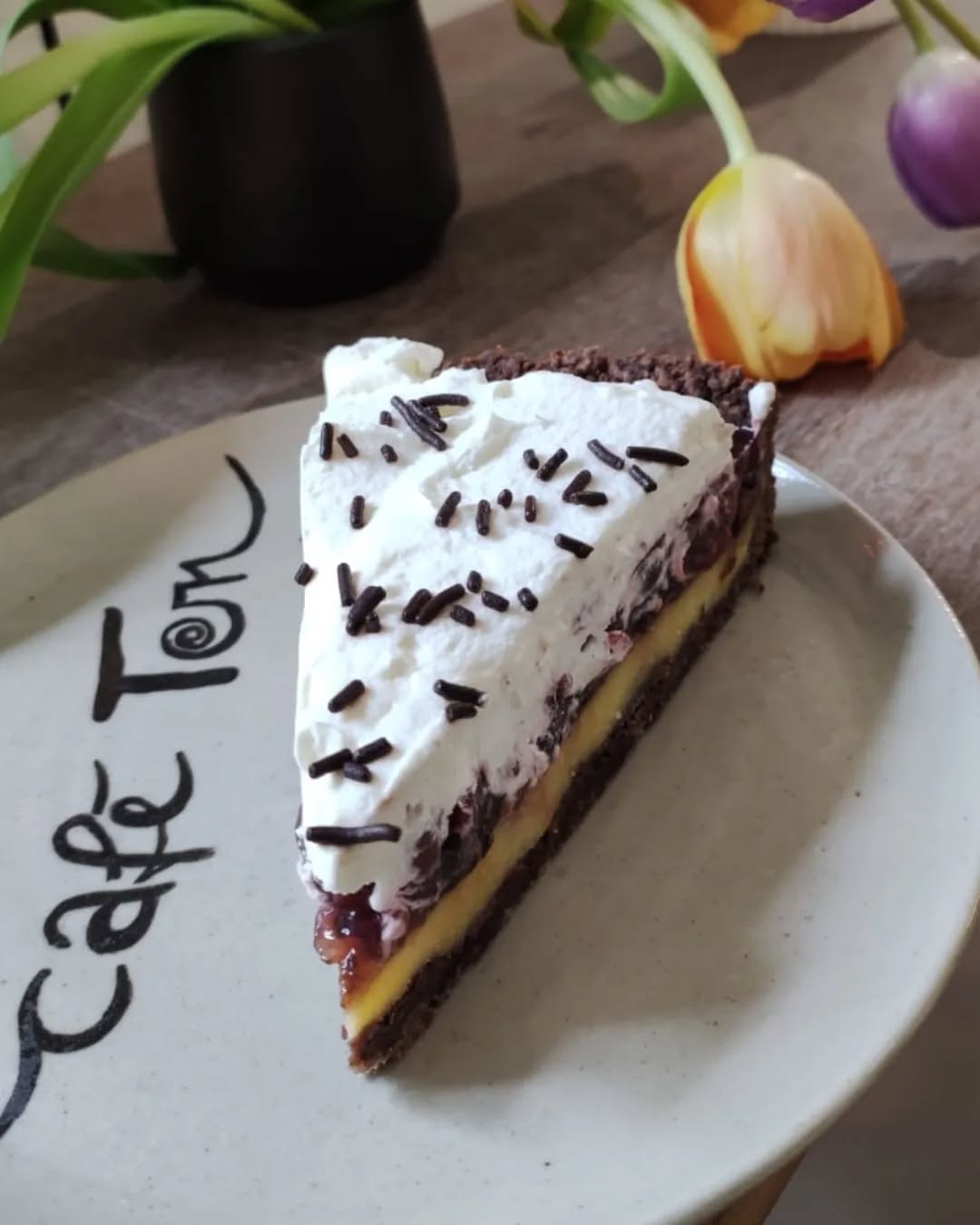 Schoko-Kirsch-Sahne mit Puddingcreme 🍒 ☕
Mic-Drop in Form von Kuchen! ❤️
#caféton #fabrikschleichach #keramikwerkstatt
#kaffeeliebe #kaffee #barista
#kuchenliebe #kuchen