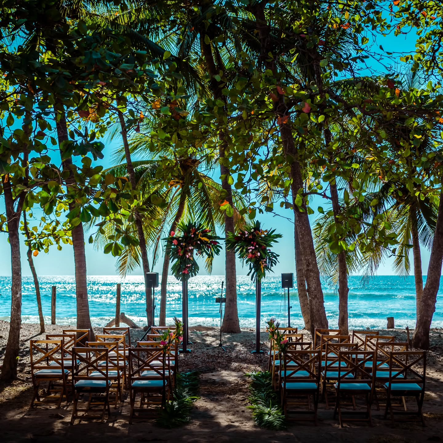 We found this perfect, hidden spot for a magical beachfront ceremony. The water never stopped sparkling.
Thank you, Toh Gutierrez, for the gorgeous photos & Los Primos design.