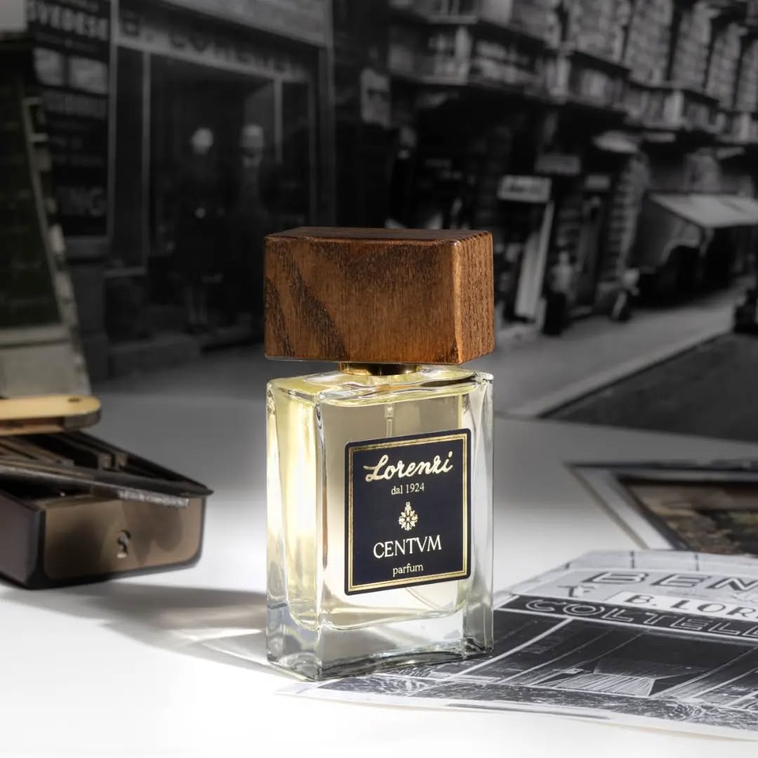 Profumeria Lorenzi per il suo centesimo anniversario lancia la propria linea di profumeria artistica “Lorenzi dal 1924”.
Nove Parfum concentrati, fragranze che esprimono l’essenza delle proprie origini e della propria tradizione.
Dal design del flacone alla squisita sinfonia di note olfattive, ogni dettaglio è stato meticolosamente creato per offrire un'esperienza
unica. La scatola bianca è stata accuratamente selezionata per ricreare l’eleganza senza tempo che caratterizza da sempre il negozio. Il tappo in legno, fedele riflesso degli abeti del Brenta, aggiunge un tocco di lusso, carattere e raffinatezza a questi
profumi. Le note olfattive sono come una firma invisibile che riflette personalità e ricordi.
Preparatevi quindi a intraprendere un viaggio sensoriale nella storia e nell’anima della Profumeria Lorenzi con le incantevoli note delle sue fragranze. Venite a scoprirli!!!!
#profumeriaartistica #profumeriemilano #profumerialorenzi #profumeriadinicchia #botteghestoriche #Profumi #profumidinicchia #lorenzi #paolosarpimilano #fragranze #sarpi #paolosarpi #profumeria #profumo #100anni #centenario #centum #CENTVM #lorenzi1924 #purfum