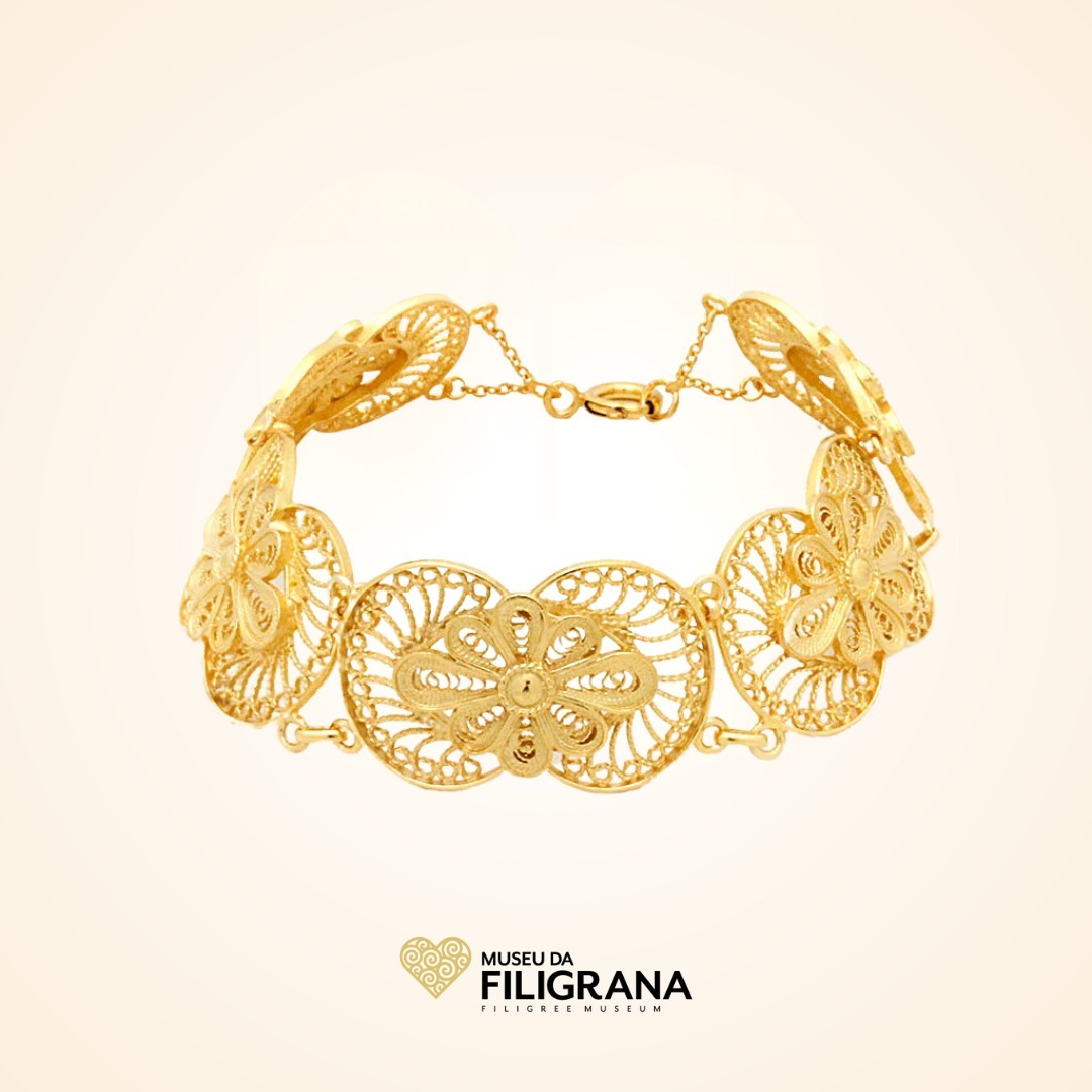 Anselmo 1910 apresenta na loja do Museu da Filigrana a pulseira de filigrana em prata dourada.
Presenting at The Filigree Museum store the gold plated sterling silver filigree bracelet.
#pulseira #pratadourada #filigrana #joalharia #manual #bracelet #goldplatedsilver #filigree #jewelry #handmade