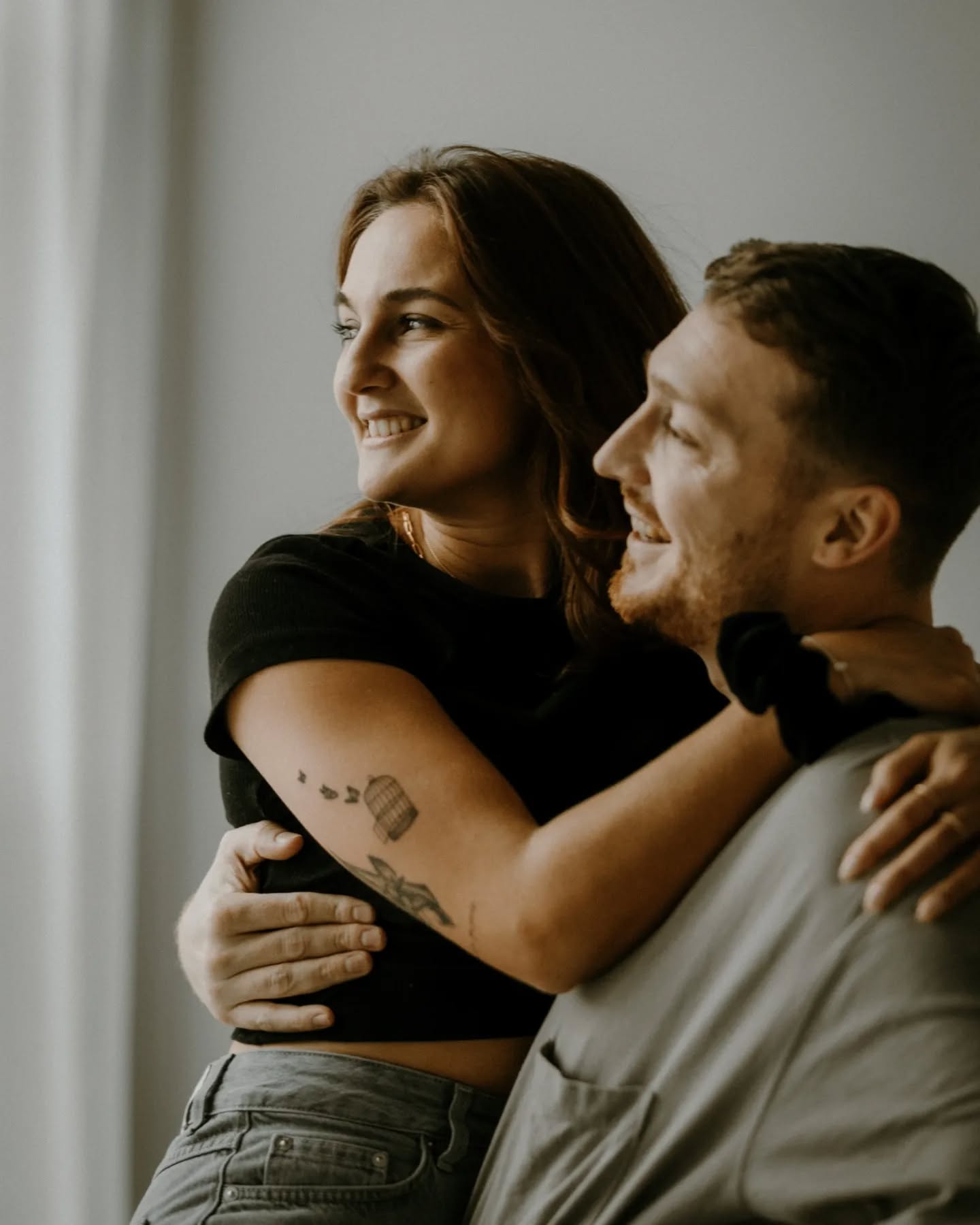 Two souls don't find each other by simple accident. ✨️
Wenn es anstelle eines "Fotoshootings" einfach...
...Gemeinsames Lachen
...Quality Time mit deinem Lieblingsmenschen
...zusammen herumblödeln
...gaaaanz viel kuscheln
...einfach mal sein und die Verbindung zu einander fühlen
...ist. Dann können dabei solche Bilder entstehen.
Ungestellt und echt, so wie ihr seid. Fotos die euch eure Liebe zueinander fühlen lassen. 🧡
#cinematicphotography
#swissphotographer
#swissweddingphotographer
#authenticlovemag
#belovedstories
#lookslikefilm
#bitesandtickles
#batpresets
#radlovestories
#bern
#luzern
#thun
#switzerland
#couplegoals
#coupleshoot