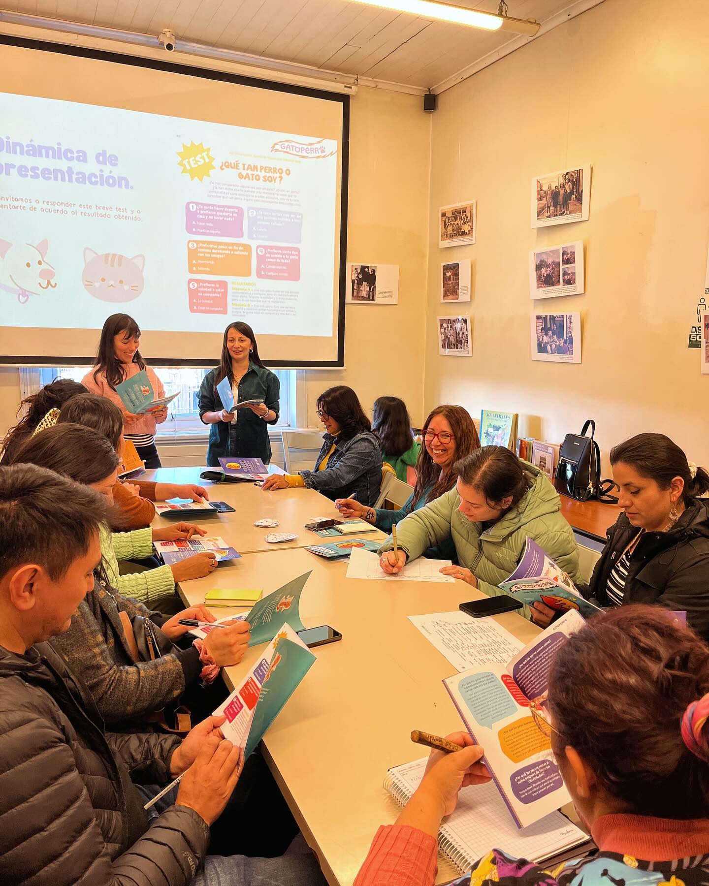 TALLER DE MEDIACIÓN GATOPERRO 😸🐶
A solo tres días del taller de uso y mediación del nuevo número de la revista Gatoperro, nos encontramos con estas fotos del taller que hicimos el año pasado en la @bibliotecavaldivia ❤️. Nos reunimos con muchas personas de diferentes lugares de la región, que luego se llevaron revistas a sus bibliotecas junto a un montón de ideas para compartirla con sus estudiantes.
💥Nosotras estamos calentando motores para el taller de este viernes a las 15:30 en @cecreavaldivia . Les esperamos con revistas, propuestas de mediación y algo rico para amenizar. ¡Solo quedan 3 cupos! 😁
Nos vemos 😸🐶🌟
👉Este es un proyecto financiado por el Fondo Nacional de Fomento del Libro y la Lectura 2023.