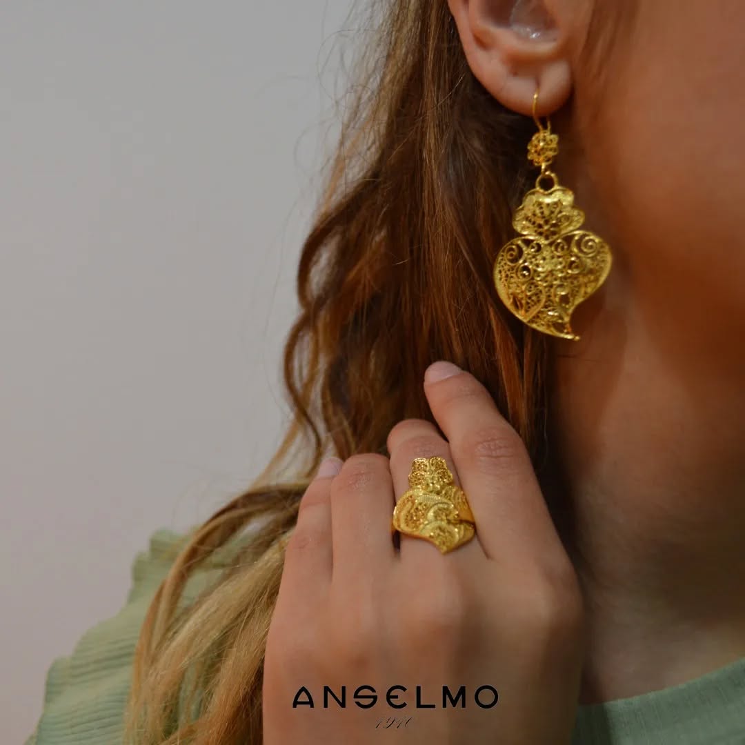 Anel Coração e Brincos Coração - Prata Dourada
Saiba mais em: https://www.anselmo1910.com/museu-da-filigrana
#filigree #goldplatedsilver #coração #anel #brincos #moda