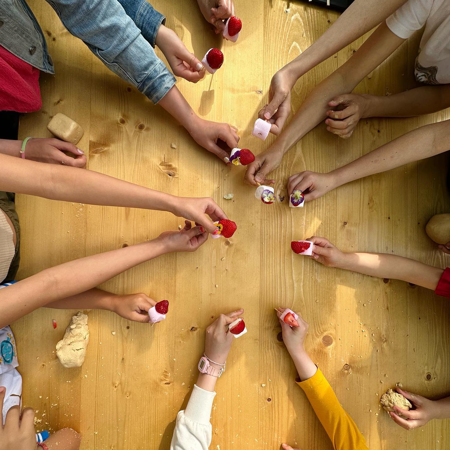 Parce que @les_chefs_a_sainttropez c’est avant tout LE PARTAGE👩🍳
Les chefs en herbe ont pu découvrir, déguster, manipuler, s’amuser ! Le développement du goût est la magie de la cuisine 🍳🍝
Merci à chacun des enfants d’avoir partagé à mes côtés ces sourires, cette curiosité et d’avoir permis aux parents de sillonner tranquillement le marché des producteurs 🥕🥒
A l’année prochaine pour de nouvelles découvertes culinaires 👦🧒😋
Joy
P.S. : comme promis, 📸 de vos œuvres finales !