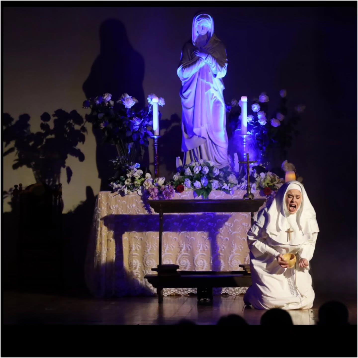 PARTE 1 DI 2
SUOR ANGELICA DI PUCCINI AL TEATRO TORRESINO DI PADOVA: successo pieno a partire dalle coincidenze di un 12 Maggio che cade nel centenario pucciniano, mese mariano e festa della mamma; premiato da un pubblico caloroso e commosso che ha tributato a tutti ovazioni con lancio di fiori in palco agli applausi come da usanza dei grandi Teatri.
Un progetto arduo e ambizioso, al limite delle possibilità di Cantiere all'Opera, reso possibile grazie ad un team che ha collaborato con passione e coinvolgimento durante il breve ma intenso workshop di preparazione.
Un cast formato da emergenti, alcune alla loro primissima esperienza in palcoscenico, hanno portato a termine con coraggio e determinazione i ruoli minori di Suor Osmina (Matilde Pittarello), Dolcina (Anna Siviero), Cercatrici (Cecilia del Favero, Luisa Meneghini), Novizia (Alessia Tosato) Converse (Catia Gasparotto, Elena Fortin) e Lucilla (Gerardina Impronta).
I ruoli che affiancano la protagonista erano affidati ad artiste già conosciute nel panorama lirico.
Il soprano SARA FANIN interpreta una Suor Genovieffa adorabile sfoggiando una voce fresca e luminosa, mentre il Mezzosoprano MARIA LUCIA BAZZA è una Maestra delle Novizie implacabile, dotata di una bella voce, che scandisce con rigore e perfezione ogni parola cosi come il soprano KELLY RAMPAZZO, che si distingue per raffinata espressività nel ruolo della Suora Zelatrice.
Foto @edoardovarotto
#giacomopuccini #suorangelica