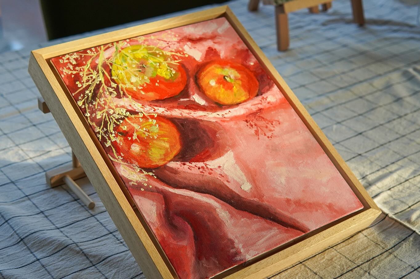 SOLD 🌸🍎
Juicy Apples was a love at first sight for my new collector.
I couldn’t been happier to say goodbye to this vibrant and beautiful piece- she’s the perfect match for @tayyerbury and is shining bright in her new home
#contemporaryartist #stilllifepainting #pinkpainting #oilpainting #affordableart