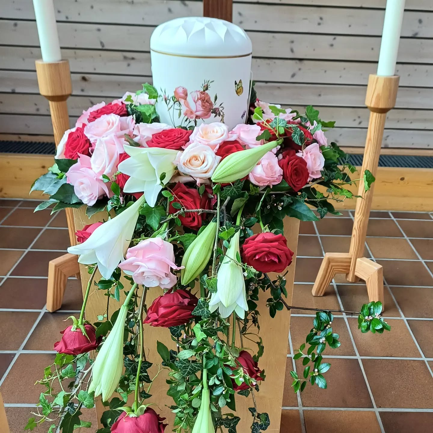 Würdevoller Abschied🤍💗🌹
#cityblumehdh #trauer#urnenkranz#liebe#abschied#würde
#rosen#lilien