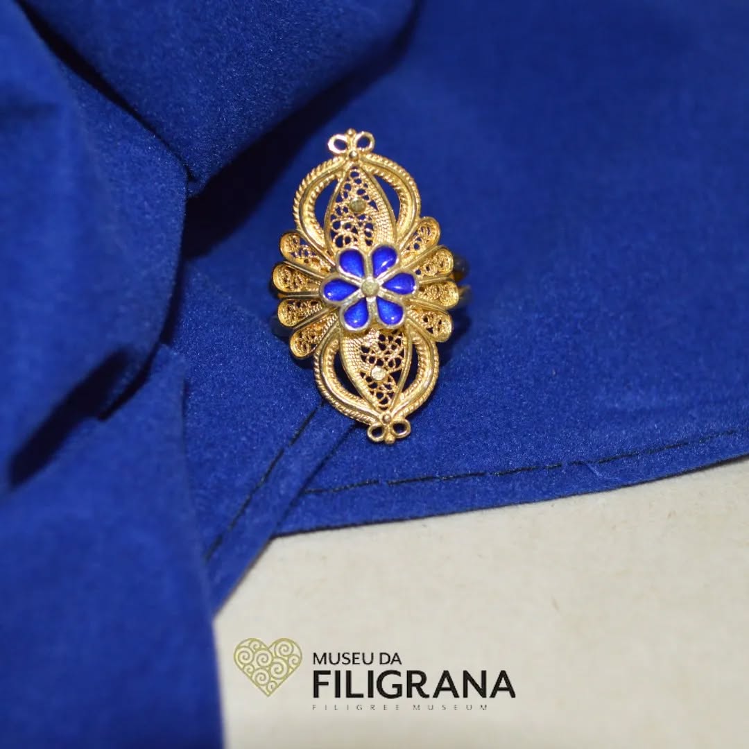Anel com flor azul
Site: https://www.anselmo1910.com/museu-da-filigrana
#anel #ring #ringsaddicted #filigree #pratadourada #moda #joias #jewelry #blue #instagood #instagram