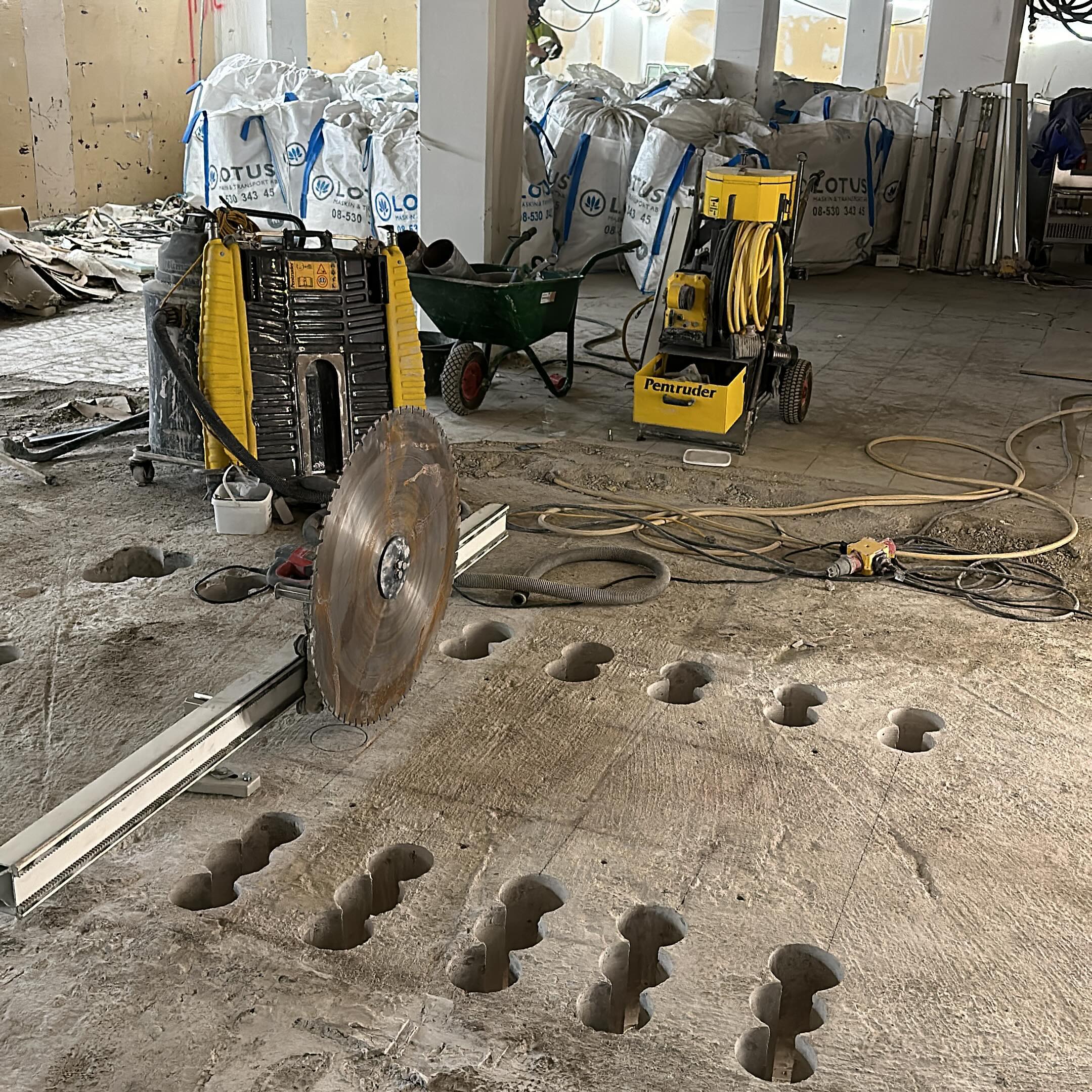 Kunden vill såga ut ett konstverk i form av en sittbänk med 4 ben. Det blir våran uppgift att såga ut dessa bitar med enorm precision då det får fela 1 mm
Vi på Jms ser detta som en kul utmaning och använder oss utav marknadens bästa maskiner!