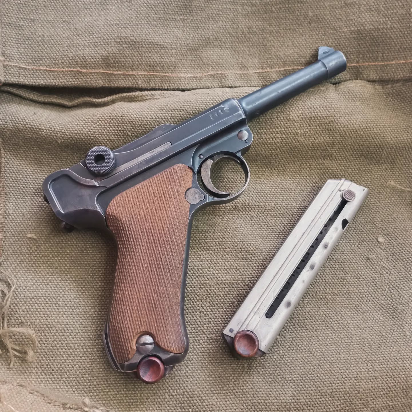 Luger P08 Dwm del 1917...
#dwm #luger #lugerp08 #guns #armi #pistola #militare #1917 #765parabellum #parabellum #war #germany #deutschland #germania #tedesco #tedesca #armeria #bustoarsizio #storia #guerramondiale #worldwar #madeingermany #pezzodistoria #dacollezione #collezione #epoca #arte