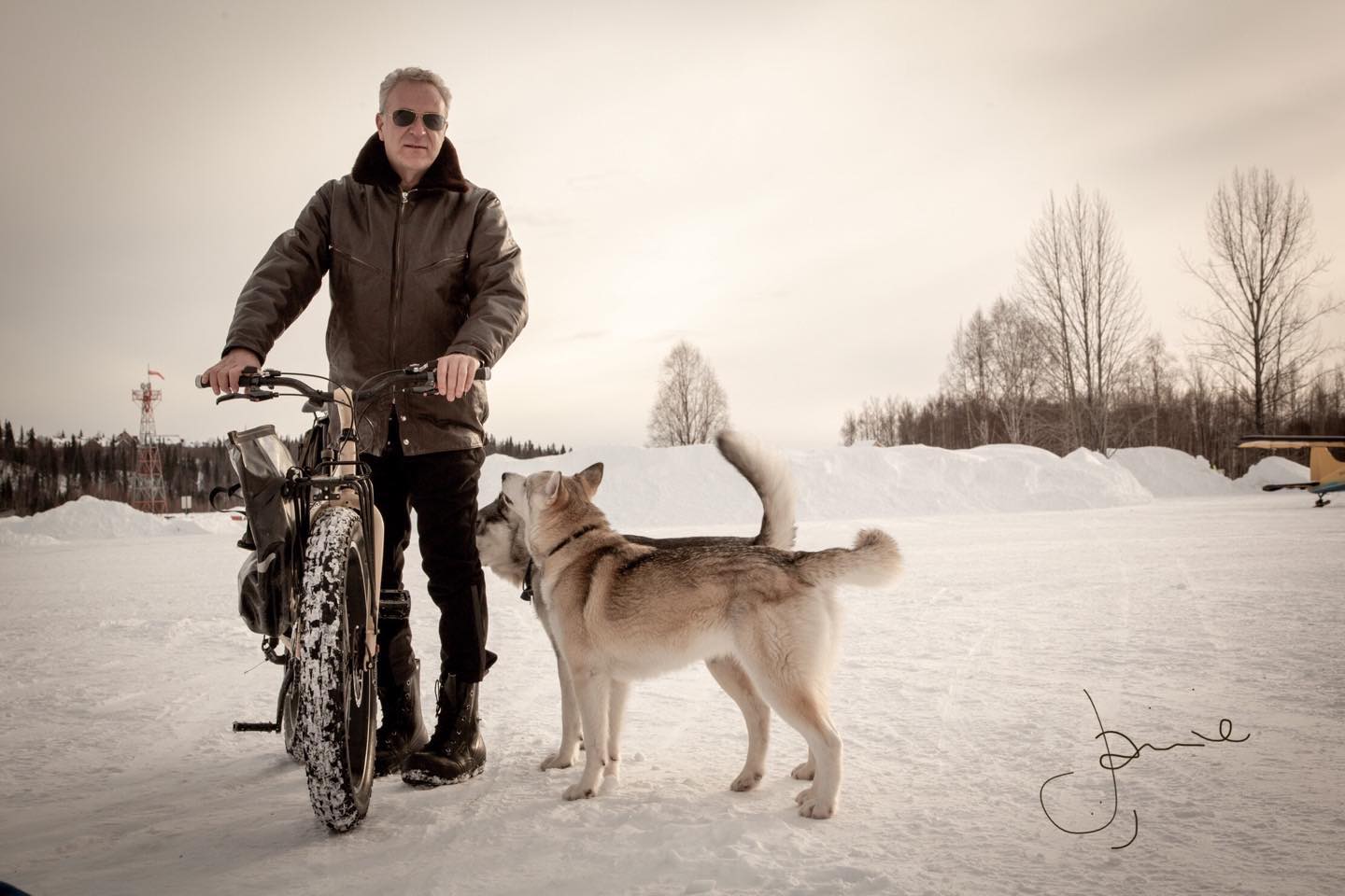 Monday morning feels like an adventure!!!! Load the panniers, pop some snow shoes on those dogs and let’s go explore…. Ok, not much further than my office this week, but hey it’s the enthusiasm that counts 😝 #adventure #exploration #arctictravel #arcticphorography #huskies #travelphotography #lifestylephitograohy