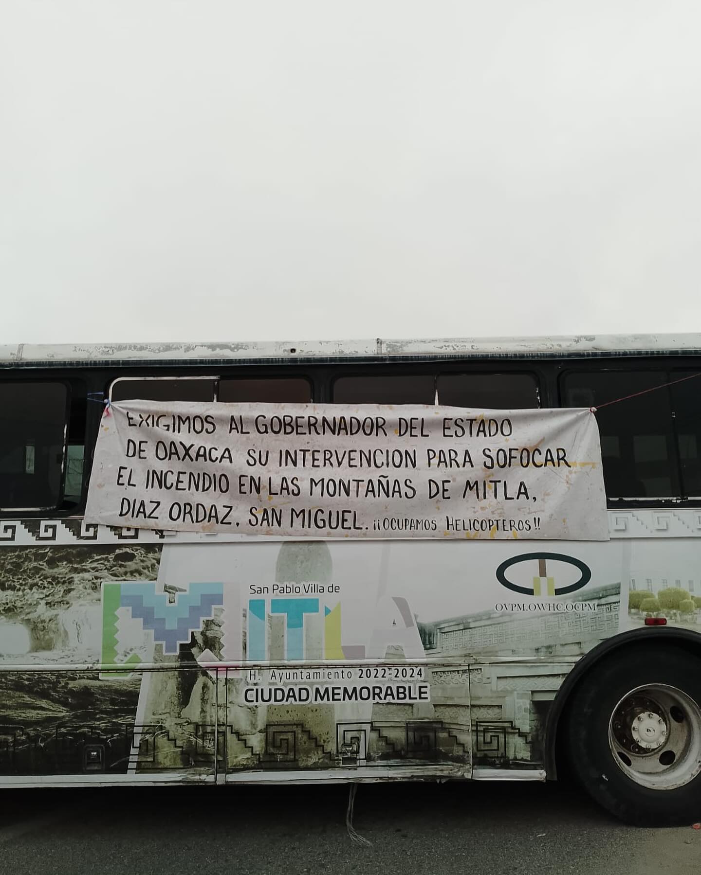 ¡¡¡Urgente!!!
Por parte de la población de San Pablo Villa de Mitla, Oaxaca, nos comparten la siguiente situación. Ante la crisis e incertidumbre en la que se encuentran y a falta de atención por parte del gobierno, les pedimos su ayuda para COMPARTIR y VIRALIZAR esta información, para que la ayuda llegue a las montañas de MITLA.
EL PUEBLO DE MITLA NECESITA AYUDA NACIONAL URGENTE PARA SOFOCAR UN INCENDIO QUE YA TIENE UNA SEMANA Y SE HA SALIDO COMPLETAMENTE DE CONTROL, EL FUEGO ESTA APUNTO DE LLEGAR A LAS PRIMERAS CASAS DEL PUEBLO. PEDIMOS DE LA MANERA MAS ENCARECIDA EL PRESIDENTE ANDRES MANUEL LOPEZ OBRADOR VOLTEE A VERNOS, YA PERDIMOS CASI TODO NUESTRO PATRIMONIO NATURAL, TENEMOS DOS PERSONAS DESAPARECIDAS Y MUCHA GENTE YA ESTA MUY CANSADA.
.
#urgencia #urgencianacional #mexico #oaxacamexico #ayudaoaxaca #mitla #mitlaoaxaca
#oaxaca #mitla #incendio #amlo #ayuda #ayudanosaayudar