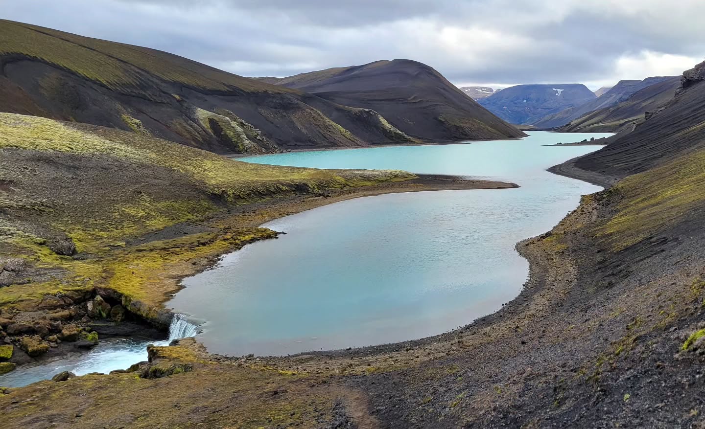 Iceland 🇮🇸
- Hólmsárlón -
Le grand lac turquoise Hólmsárlón d'où provient la rivière Hólmsá est situé tout proche du cratère de Rauðibotn.
En arrivant sur place, tout était calme, silencieux, sans le moindre souffle de vent. Seuls quelques moutons curieux étaient là pour nous accompagner.
.
.
.
.
.
#iceland #iceland🇮🇸 #visiticeland #icelandphotography #iceland_photography #icelandroadtrip #icelandnature #icelandicnature #traveliceland #guidetoiceland #exploreiceland #icelandsecret #icelandscape #icelandadventure #iloveiceland #discovericeland #icelandexplored #southiceland #southiceland🇮🇸 #visitsouthiceland #landscapephotography #wonderful_places #discovernature #roamtheplanet #discoverearth #awesome_earthpix #beautifuldestinations #icelandichighlands #hólmsárlón