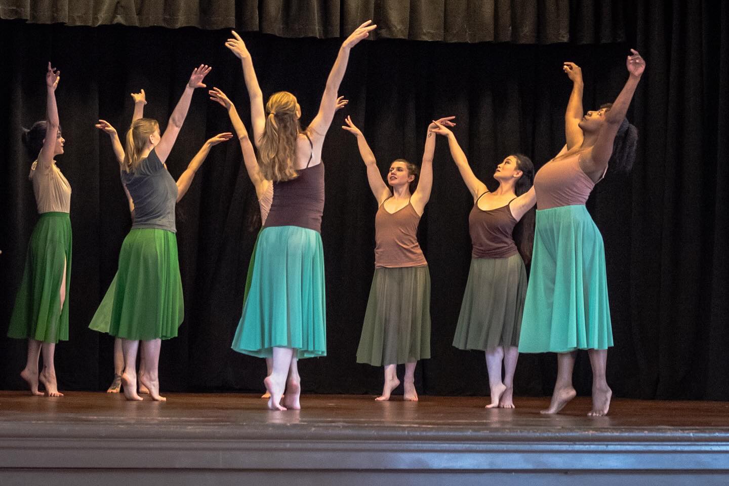 May your weekend be filled with a sense of belonging! 💚
Photo from Haumea, choreography by Artistic Director @courtney_ramm
Photo credit @hadleygus_fineartphoto
.
.
.
.
.
#moderndance #moderndancers #bayareadance #bayareadancers #astronomy #inspiration #danceasart