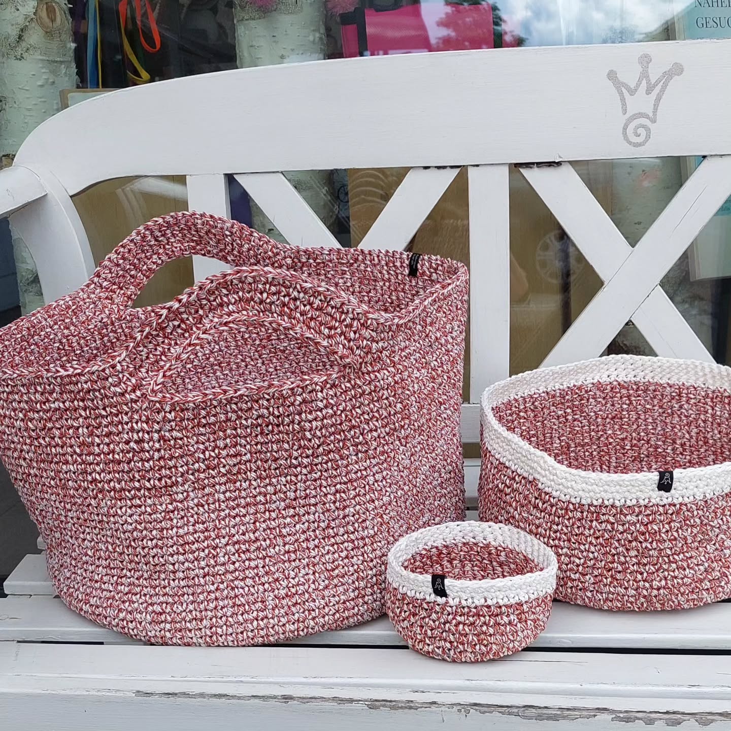 Aus einem grossen Knäuel und einem Rest weissem #recyclingschnur habe ich 3 unterschiedliche Körbe gehäkelt. Im grossen Korb lässt sich allerlei aufbewahren oder auch als Korbtasche zum Einkauf nutzen. Das Material ist sehr robust und verträgt auch mal Nässe. Jedes Stück ein Unikat. #handgmachtinderschweiz