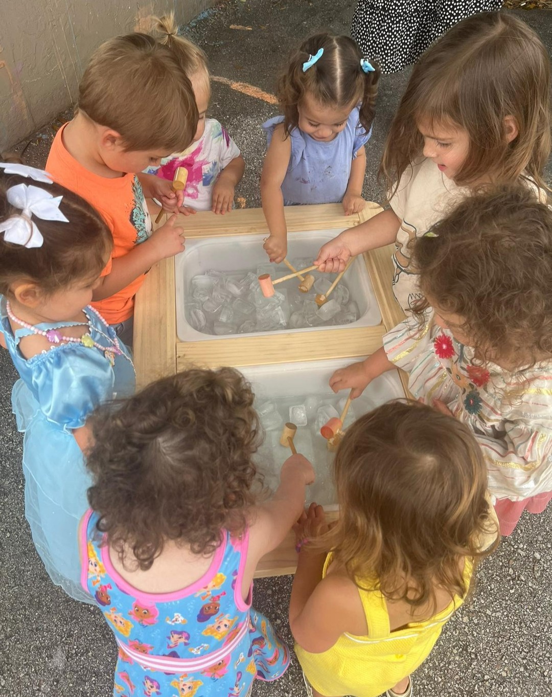 🌟 We're excited to share some highlights from our new outdoor play area at Jewish Beginnings! Our little explorers have been loving the fresh air and sunshine, engaging in activities that promote creativity, teamwork, and social collaboration. From ice play and sand exploration to painting and imaginative play, each activity is designed to ignite curiosity and foster growth. #ReggioEmilia #EarlyChildhoodEducation 🌟