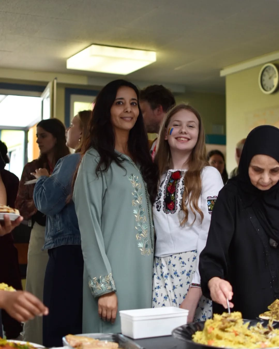 Wat een lekkers vandaag! ๐ด
Tijdens onze gezellige culturele namiddag konden enkele bezoekers en onze leerlingen meer leren over elkaars landen en proeven van verschillende gerechten. ๐คฉ
#dankjewelaanaldehelpendehandjes