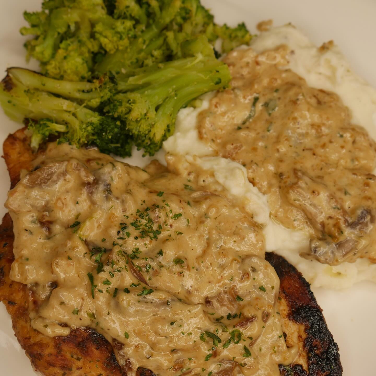 My fave 3 meals from this week! All of which are really low in acidity & high in flavor… my fave combo🥂
also a PRETTY creamy week.. trying to get all of my heavy cream out of the fridge clearly😂
First slide- Creamy Herb chicken & potatoes w/ broccoli (with mushrooms and onions)
Second slide- Crockpot creamy chicken Flatbread
Third slide- Putting a spin on the first slide & using that leftover topping cream and shredded chicken to make a BOMB flatbread & adding red onions.