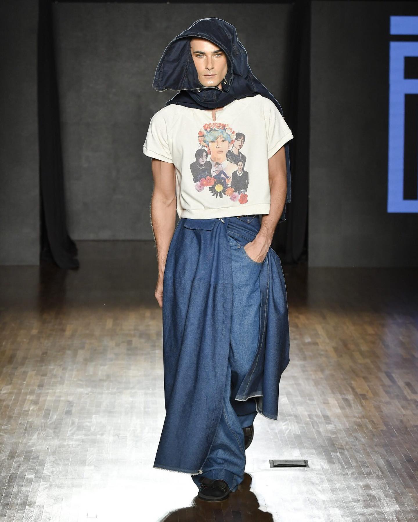 20 de Maio- Dia Mundial do Jeans 
O jeans transcende fronteiras culturais e sociais, sendo um símbolo de estilo e praticidade em todo o mundo. 
Esta data é uma oportunidade para refletir sobre a história fascinante por trás do denim, assim como para destacar a importância da indústria do jeans na economia global. 
É um lembrete para considerarmos as questões relacionadas à sustentabilidade na produção e no consumo de jeans, incentivando práticas mais conscientes. 
Que celebremos a versatilidade, o conforto e o legado duradouro deste tecido que se tornou uma verdadeira peça-chave no guarda-roupa de milhões de pessoas!
Celebre Jeans!
Já desejou ter um jeans sob medida? 
A TA está na Rua Visconde de Piraja 580, subsolo loja 111. Ipanema
Whatsapp 21 3529 7614
Texto de @letiiciaserra 
Jeans nas fotografias de @santistajeanswear 
@soudealgodao