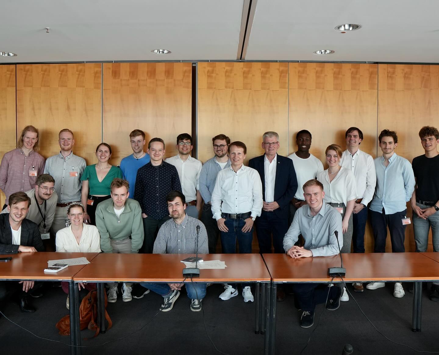 Aufregende zwei Tage in Berlin! Viele neue Mitglieder! Viel Spaß und viel Energie! 🌳🌹🚀
Am Mittwoch war die zweite Tagung des Sozialklimarats. Dort haben wir viel gelernt und diskutiert über die soziale Klimapolitik von morgen. ⚖️
Der Donnerstag begann für uns mit einem Austausch beim Dezernat Zukunft zum Thema klimaneutrale Industrie. Dann ging es in den Bundestag zu unserer dritten Präsenz-Klausurtagung mit einigen MdBs @ninascheer_spd @mesarosch @helmut_kleebank @andreasmehltretter. An verschiedenen Thementischen ging es u.a. um Wärmewende und die Finanzierung der Zukunft. 🏛️
📸 Großen Dank für die Fotos @patrlckgaertner!