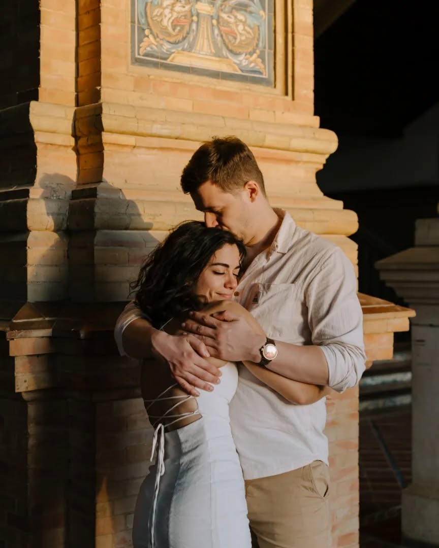¡Qué emoción poder compartiros un pedacito de la sesión de preboda de Violeta y Simon que tuvimos hace unos días!
Casualidades de la vida... Ellos fueron desde Liverpool hasta Sevilla para después pasar unos días de descanso en la costa gaditana, y nosotros teníamos pensado pasar el día en Sevilla antes de coger un vuelo a casa después de nuestra escapada en familia a Cádiz. Coincidíamos en la ciudad el ratito suficiente como para perdernos por sus increíbles calles y hacer unas fotos. Y el resultado fue así de bonito.
Recorrimos juntos los rincones más encantadores de la ciudad, desde uno de mis barrios favoritos, el de Santa Cruz, hasta la impresionante Plaza de España. ¡Fue una tarde llena de magia y risas! ¡Como para repetir!
Gracias, Violeta y Simon por todo, nos vemos dentro de un año ✨️
#prebodaensevilla #bodaensevilla