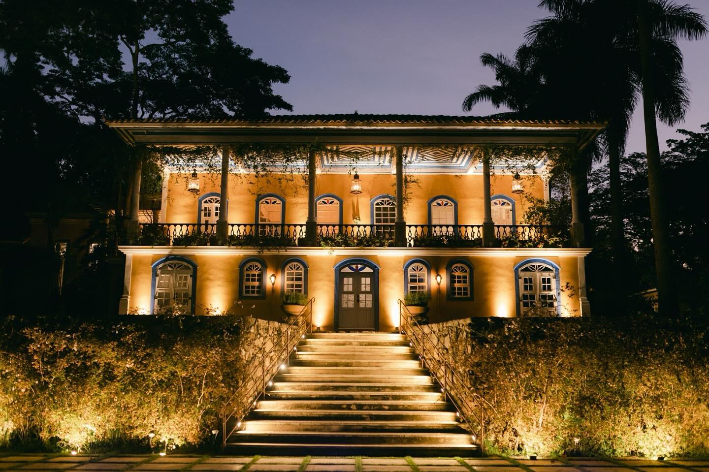 Iluminação cênica na casa sede da fazenda para o @elaboratoriocriativo
Foto: @rodrigofelixfotografia
#tbt #iluminacaoparacasamento