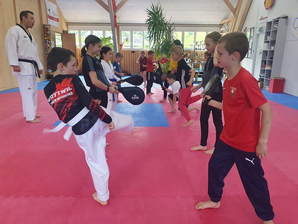 Eine Gruppe mutiger Kinder verbrachte in Wattwil einen sportlichen Nachmittag: Der Familientreff Kaltbrunn organisierte einen Selbstverteidigungs-Kurs mit Taekwondo-Feeling. Die Kampfkunstschule in Wattwil ist die grösste und älteste ihrer Art im Toggenburg und der erfahrene Trainer und Schulleiter Peer Steinkellner nahm sich am 22. Mai Zeit für uns. Gekonnt und mit grossem Einsatz trainierte er mit den Kindern Abwehrtechniken, Ausweichstrategien und vieles mehr – und viele Spiele durften dabei natürlich nicht fehlen!
