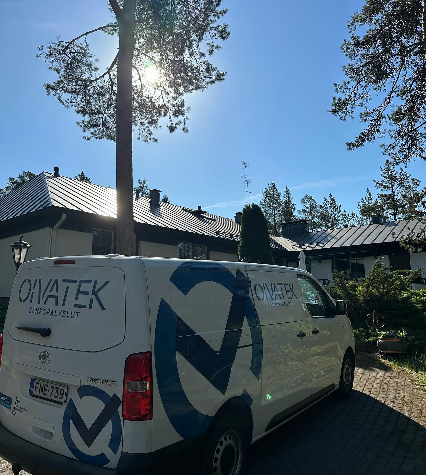 Aurinko paistaa ja hommat etenee! 🌞
#oivatek #sähkösaneeraus