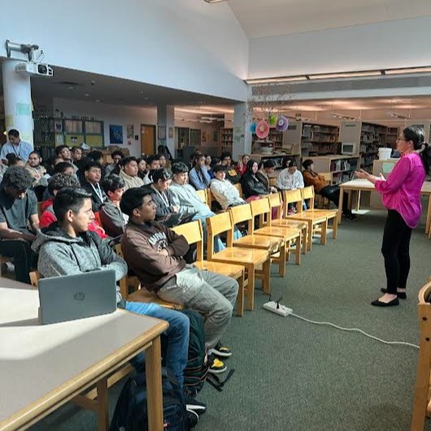 Que sigue despues de la high school? Brindando informacion sobre ayuda financiara del estado sin importar el estatus inmigratorio y informacion sobre entrenamientos tecnicos para trabajos que pagan bien. TODO los estudiantes merecen oportunidades para lograr sus metas!
College and career prep workshop with 50 multilingual seniors at Lynn Classical High School. Students learned about opportunities in tech, construction, manufacturing, and medical fields. We shared updates about access to state financial aid regardless of immigration status. After the workshop we helped 30 students to apply for career technical training programs and/or complete their MAFSA (state financial aid under the new Tuition Equity policy) in the moment. All students deserve access to post-secondary opportunity!