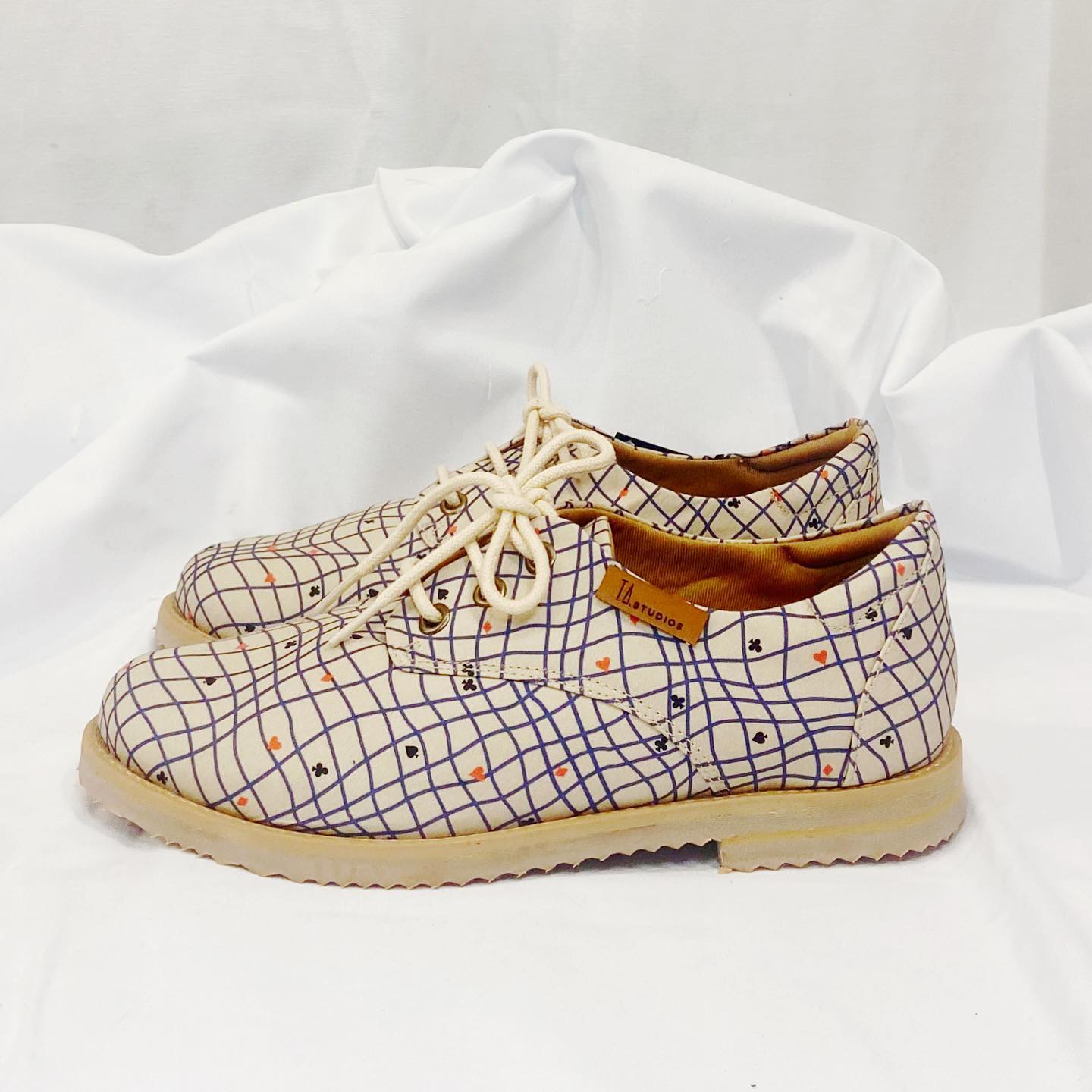 ✨ Novo Lançamento Exclusivo! ✨
Estamos empolgados em apresentar nosso mais novo sapato Oxford vegano com estampa exclusiva, em collab com a Insecta! 🌿👞
Este modelo combina elegância clássica com um toque moderno e sustentável. Feito com materiais de alta qualidade, 100% livres de crueldade, ele é perfeito para quem busca estilo e consciência ambiental. 🌱
Por que você vai amar nosso Oxford vegano? 💚 Design único e sofisticado 💚 Conforto excepcional 💚 Produção sustentável e ética 💚 Ideal para qualquer ocasião, do trabalho ao lazer
Não perca a chance de ser um dos primeiros a garantir este lançamento exclusivo. Deixe seu look ainda mais incrível e contribua para um futuro mais verde. 🌏✨
Disponível agora em nosso site! Link na bio. 🛒
#Lançamento #SapatoOxford #ModaVegana #Sustentabilidade #EstiloConsciente #Exclusividade #Vegano #ModaSustentável #CrueltyFree #CollabInsecta