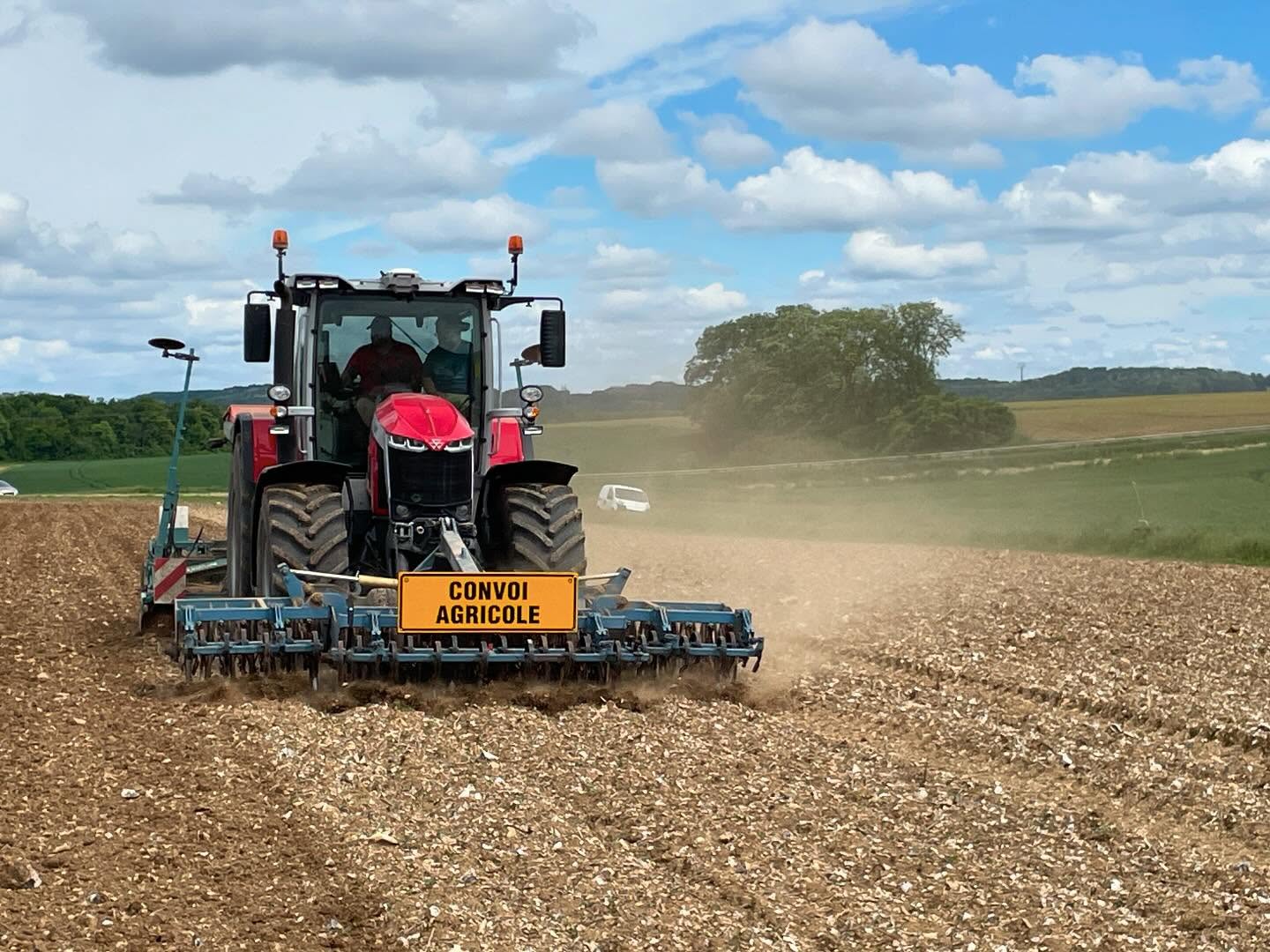 Semis dans une autre parcelle plus caillouteuse et moins profonde, toujours le 18 mai.
#chanvre #chauxchanvre #betondechanvre #isolation #renovation #oise #hautsdefrance #plainedestrees #valleedoree #biosource