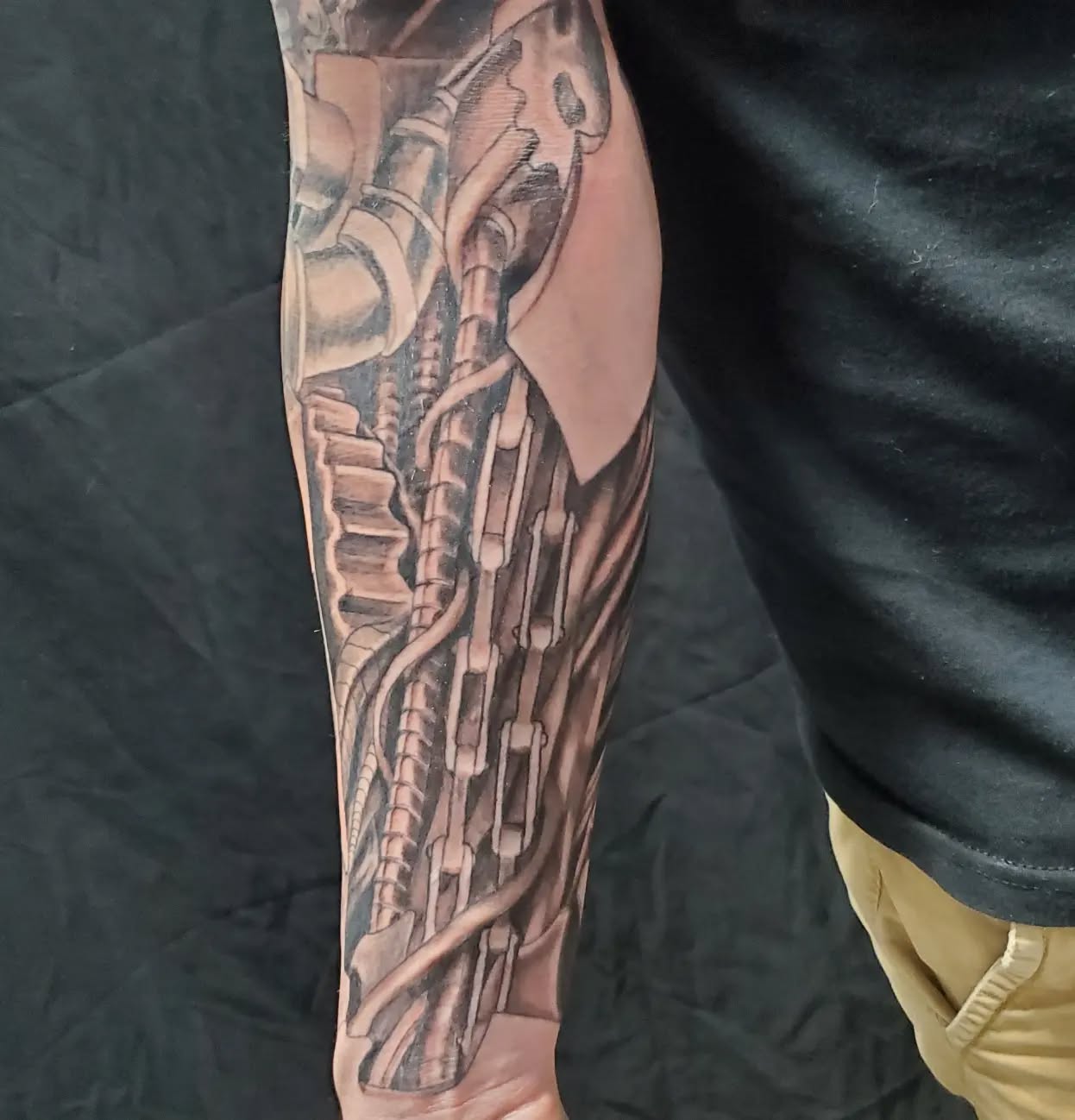 @jeffcooktattoos almost done with this mechanical gear sleeve for a rad client! Some more cool details to finish it off will be added in the near future. Reach out to book!
#sleeve #sleevetattoo #workinprogress #hours #artwork #customtattoos #detailoriented #anatomy #mech #gears #courtice #Clarington #oshawa #durhamtattooartist