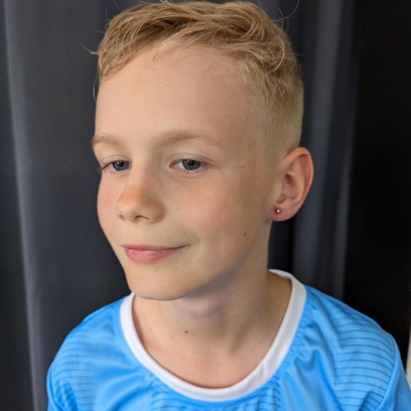 Joel efter han tagit hĂ„l i örat . - skall jag ha fler hĂ„l sen, sĂ„ kommer jag hit. đ
BĂ€sta betyget!
#earpiercing #evilwomanbodypiercing by @ulrikaluckabauer
#piercersinceyear2000