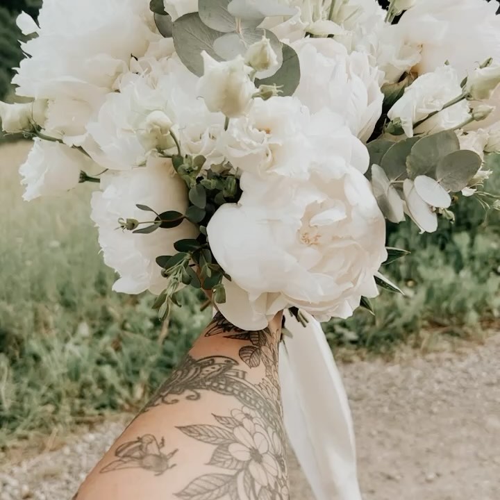 Wedding GREEN & WHITE ✨
Es geht wieder los! 😍 Ein paar Accessoires und das Blumen Design durfte ich für die Hochzeit von L & K 🤍 gestalten.
Den Traubogen hat das Paar selbst mitgebracht.
Location @erdelement.auszeithof
#wedding #weddingtime #dekoverleih #dekoration #weddinginspiration #heirateninösterreich