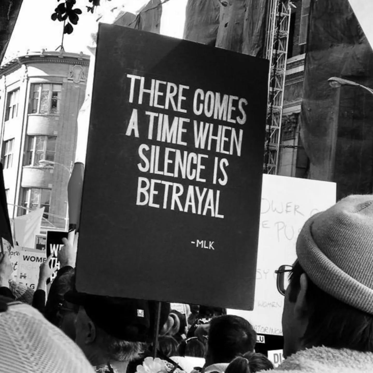 Soykırımı durdurmanın tek yolu terörist devlet İsrail ile ilişkilerin tamamen kesilmesi ve onun tecrit edilmesidir.
Bu vahşetin, bu insanlık suçunun ortadan kalkması için yeterince baskı yok tam da bu yüzden: Kötülüğün karşısında sessizliğin kendisi de bir kötülük ve şiddettir.
Alman şair Bertolt Brecht, insanlık tarihinin en karanlık dönemlerinden birinde şöyle demişti:
"Karanlık zamanlarda
Şarkı da söylenecek mi?
Evet, şarkı da söylenecek.
Karanlık zamanlar hakkında" 🇵🇸
#rafahonfire #soykırımıdurdur #stopgenocide #refahtakatliamvar