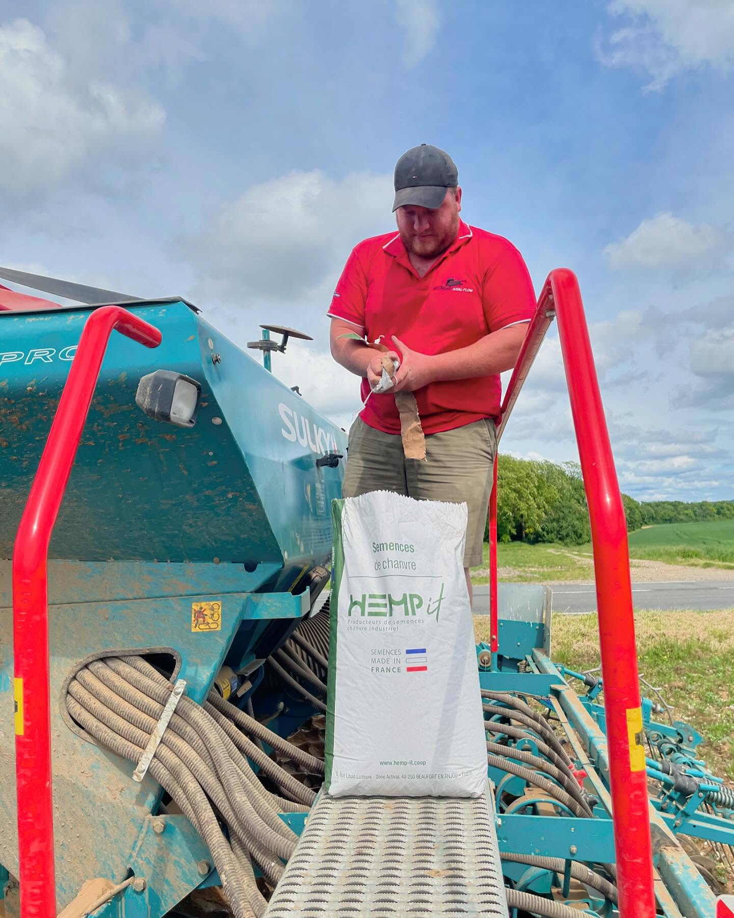 Il paraît lourd le sac de 25 kilos, le poids du pouvoir germinatif ???
#chauxchanvre #chanvre #chenevotte #hautsdefrance #valleedoree #plainedestrees #oise #renovation #isolation #betondechanvre #materiauxnaturels #biosourcés