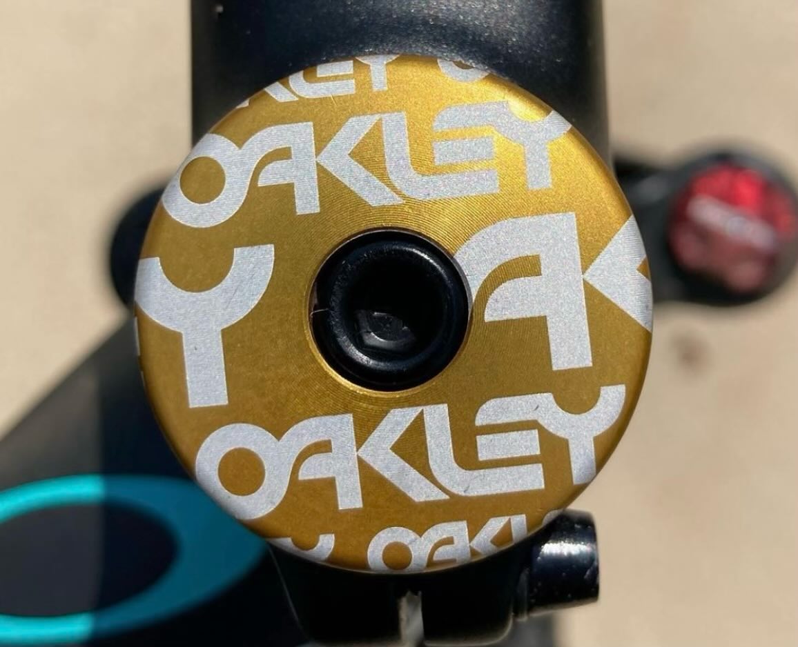 Oakley x Wolftooth custom stem cap
Gift with any Oakley purchase now while supplies last