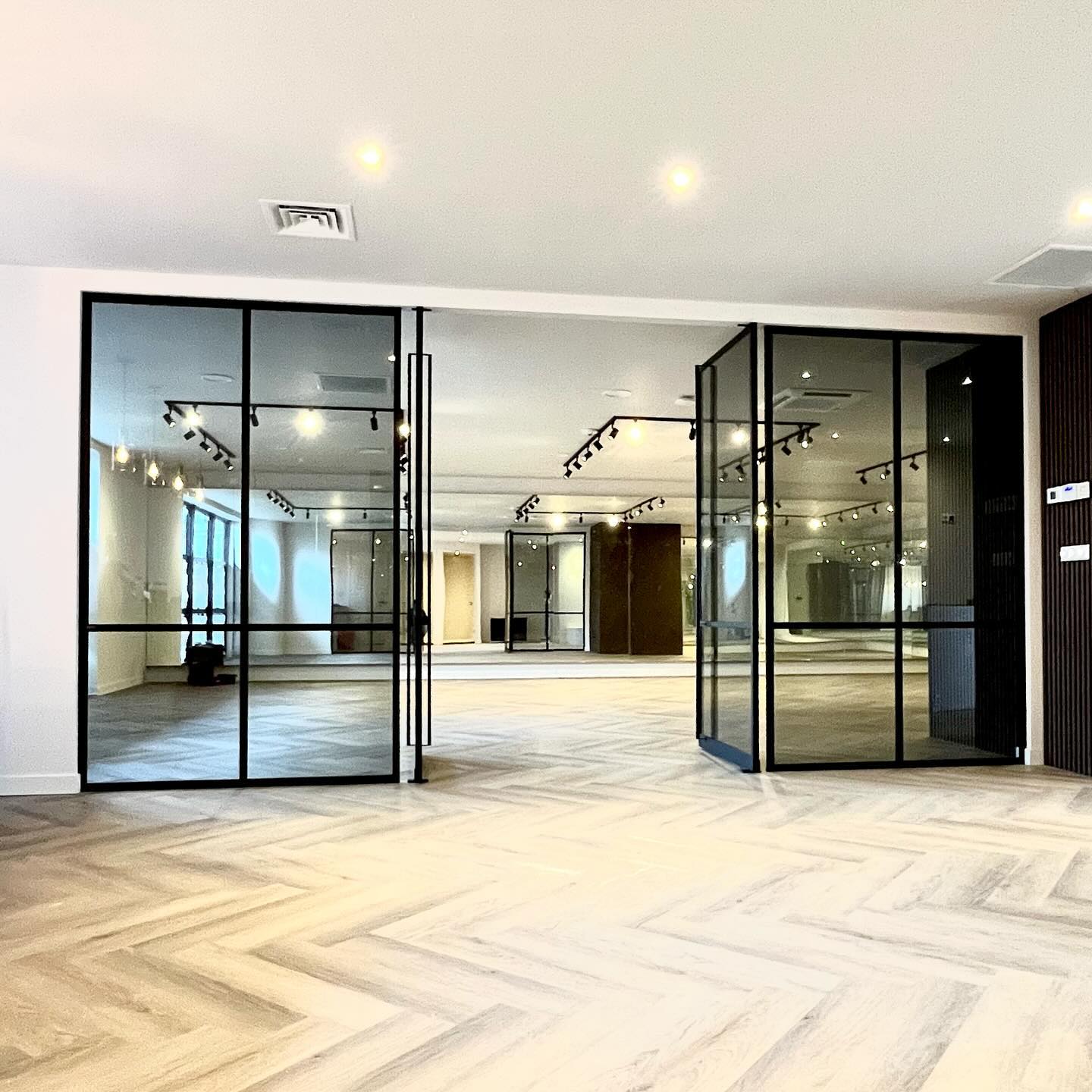 Mooi project geleverd in Amstelveen. In deze fitnessruimte hebben we dubbele Taatsdeuren geplaatst met getint veiligheidsglas. De entree is in dezelfde stijl uitgevoerd met een stalen scharnierdeur in hoekopstelling.
#wesselssteelworks #stalendeuren #taatsdeuren #themayor #amstelveen #kickboxing #fitnessruimte #spiegelglas #openingsoon #steel #stalenpui #stalenbinnendeuren #poedercoating #scharnierdeur