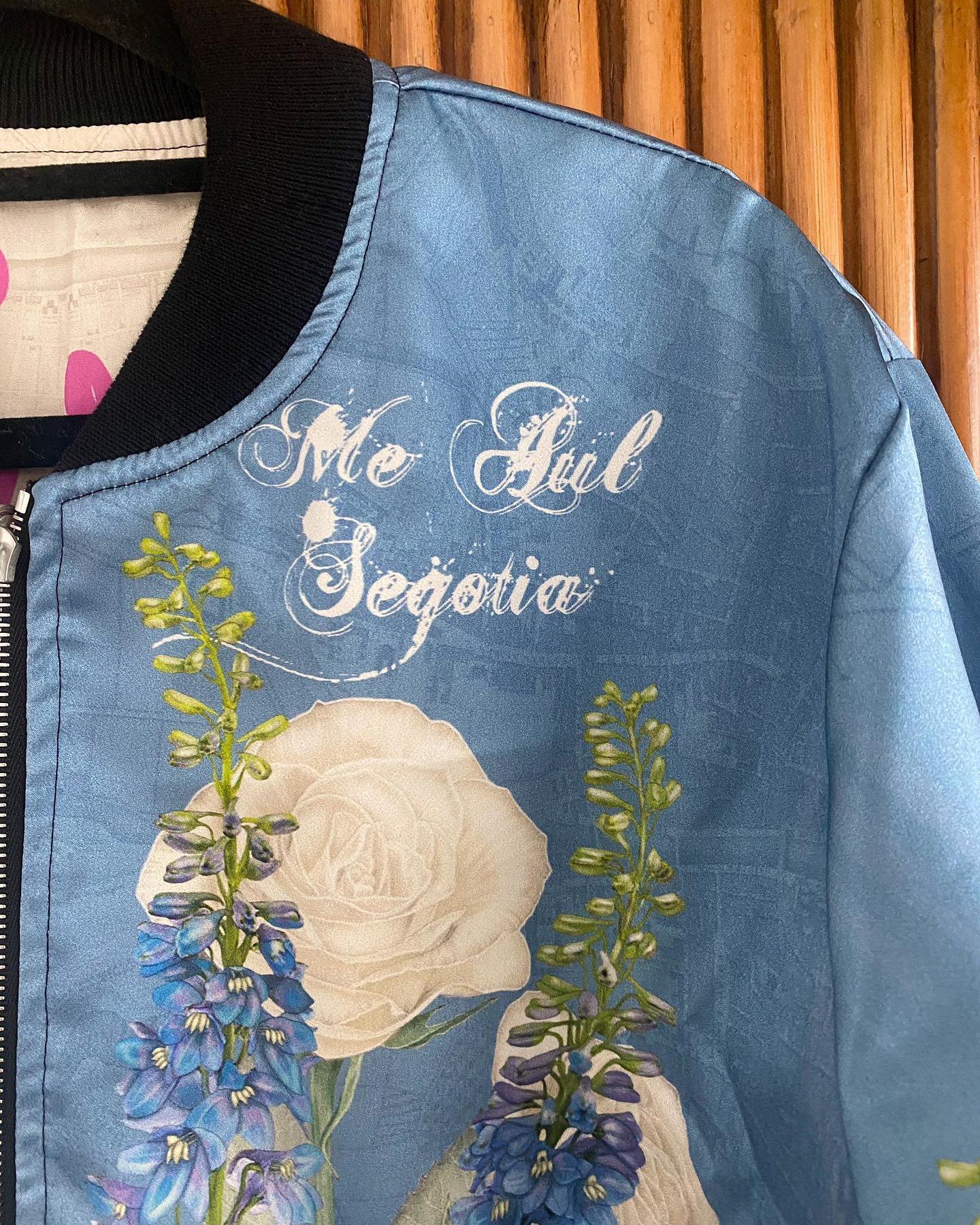 Me Aul Segotia… an old Dublin term for friend. In Finnegan’s Wake as ‘skeowsha’. For me, it’s what my granny called us so it’s made it into my latest print. A cousin got the phrase tattooed, I’m gonna stick to scribbles on silk & linen. I posted this on Twitter a couple of days ago & the comments on it were so beautiful, people hearing a parents’ voice saying this, others having forgotten the phrase & happy to be reminded. That’s one of missions of Éadach… to reconnect with our history, our stories, our memories that are tucked away in the depths of our minds waiting to be stirred again🌻🌷🌼💐🌹