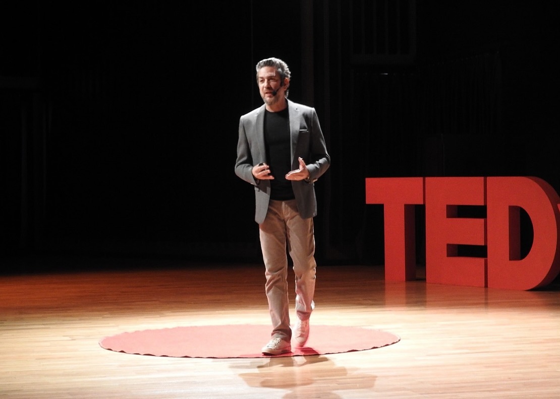 Geçtiğimiz hafta sonu bir kez daha TEDx sahnesinde, bu kez “Hayal et, değiştir” temasıyla düzenlenen harika bir etkinlikte bir hayal paylaşma şansı buldum. Bu bir kişinin ya da birkaç kişinin hikayesi değil; aynı hayalin etrafında bir araya gelen birçok hayal ortağının hikayesiydi. Silikon Vadisi’ndeki bir sosyal girişimcinin, onun kurduğu hayale inanan 86 yıllık bir Türk şirketinin, bu hayale arka çıkan değerli destekçilerin ve sahip çıkan özverili gönüllülerin, sabah akşam demeden bu hayali gerçek yapmak için çalışan azimli bir ekibin, yüzlerce paydaşın hikayesi…
Herkese, her yerde, dünya standartlarında ve ücretsiz eğitim desteği sağlama hayaliyle kurulan ve kar amacı gütmeyen bir kuruluş olan Khan Academy, bugün 190 ülkede, 59 dilde, 160 milyon kayıtlı öğrenciye ve kayıt olmadan platformdan faydalanabilen çok daha fazla insana ücretsiz ve kişiye özel bir öğrenme deneyimi sunuyor. Khan Academy’nin ilk yerel iştiraki olan Khan Academy TR ise platformun ana dili olan İngilizce’den sonraki en büyük içerik kütüphanesini Türkçe olarak kullanıcılarla buluşturuyor.
12 yıldır, teknoloji destekli fakat insan odaklı yeni nesil bir eğitim yaklaşımını savunuyor, eğitimdeki değişime ve dijital dönüşüme dikkat çekmeyi hedefliyor, sosyal fayda odağıyla ülkemizin teknolojiyle barışık genç nüfusunun eğitimine ve fırsat eşitliğine katkı sunmak için çalışıyoruz. Ülkemizde 27 milyon insanın hayatına dokunmuş olmanın gururunu yaşıyoruz.
Teknolojiyi sadece tüketen değil aynı zamanda üreten bir gençlik, değişime karşı direnen değil dijital dönüşümü yöneten bir kuşak, bilgi kadar beceri ve yetkinlikleriyle de dünyayı değiştirecek gençlerin ülkemizde yetişmelerini hayal ediyoruz.
Değişimin ancak işbirliğiyle, hayal ortaklığıyla mümkün olacağına inanıyor; bu hayale ortak olan herkesi bir araya gelmeye davet ediyoruz. Kim bilir, belki de hep birlikte dünyayı değiştirebiliriz...
@adapazarienkaschools öğrencileri tarafından düzenlenen @tedxenkayouth’un vizyoner ekibine, onlara hem yol gösteren hem de yol açan rehber öğretmenlerine ve tam destek veren okul yöneticilerine içten tebrik ve teşekkürlerimle.
@khanacademy @khanacademyturkce
#STFA #khanacademyturkce #eğitim #ENKA #tedx