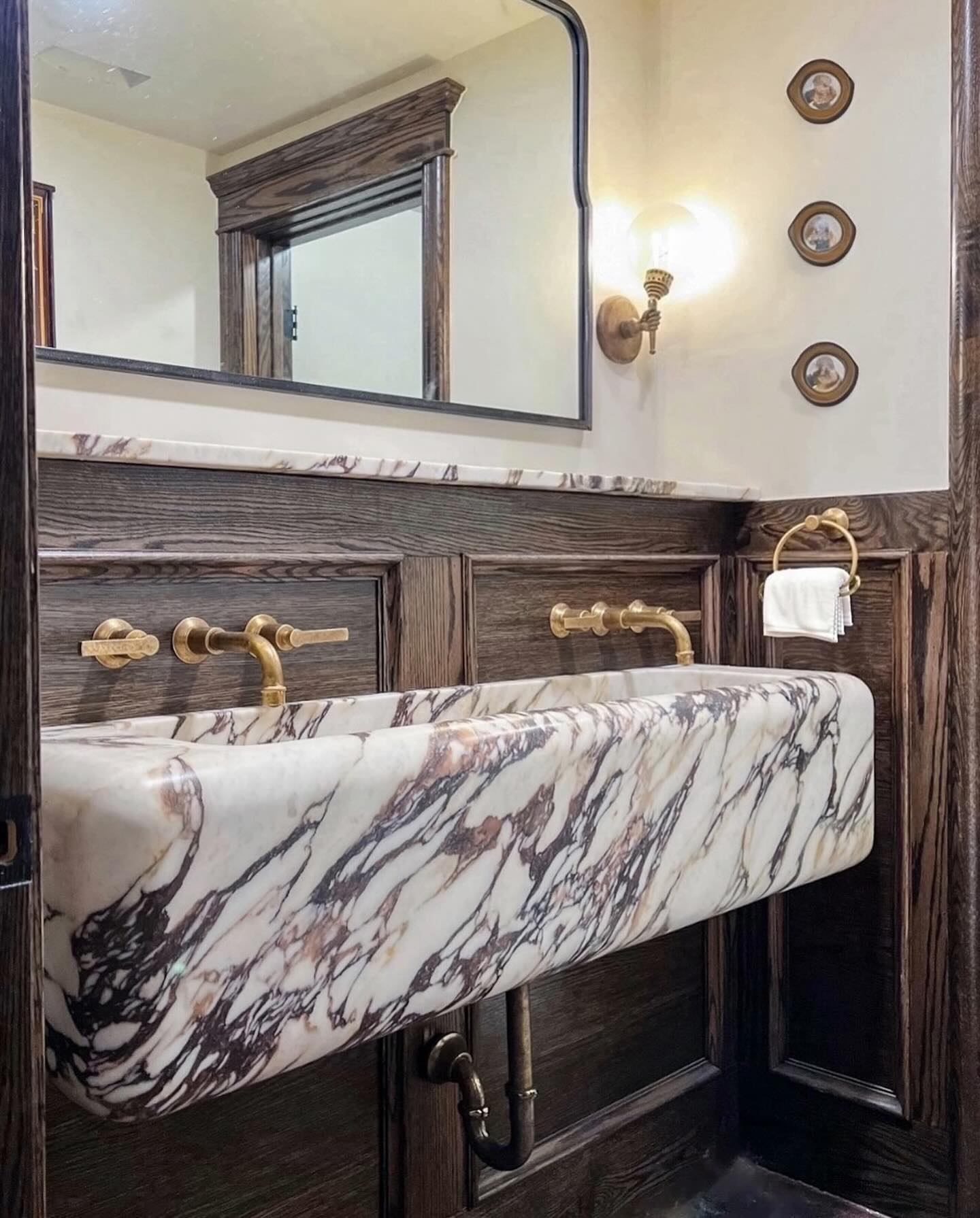 All 👀 are on this INCREDIBLE Calacutta Viola marble sink handcrafted by an artisan in Camporgiano, Italy