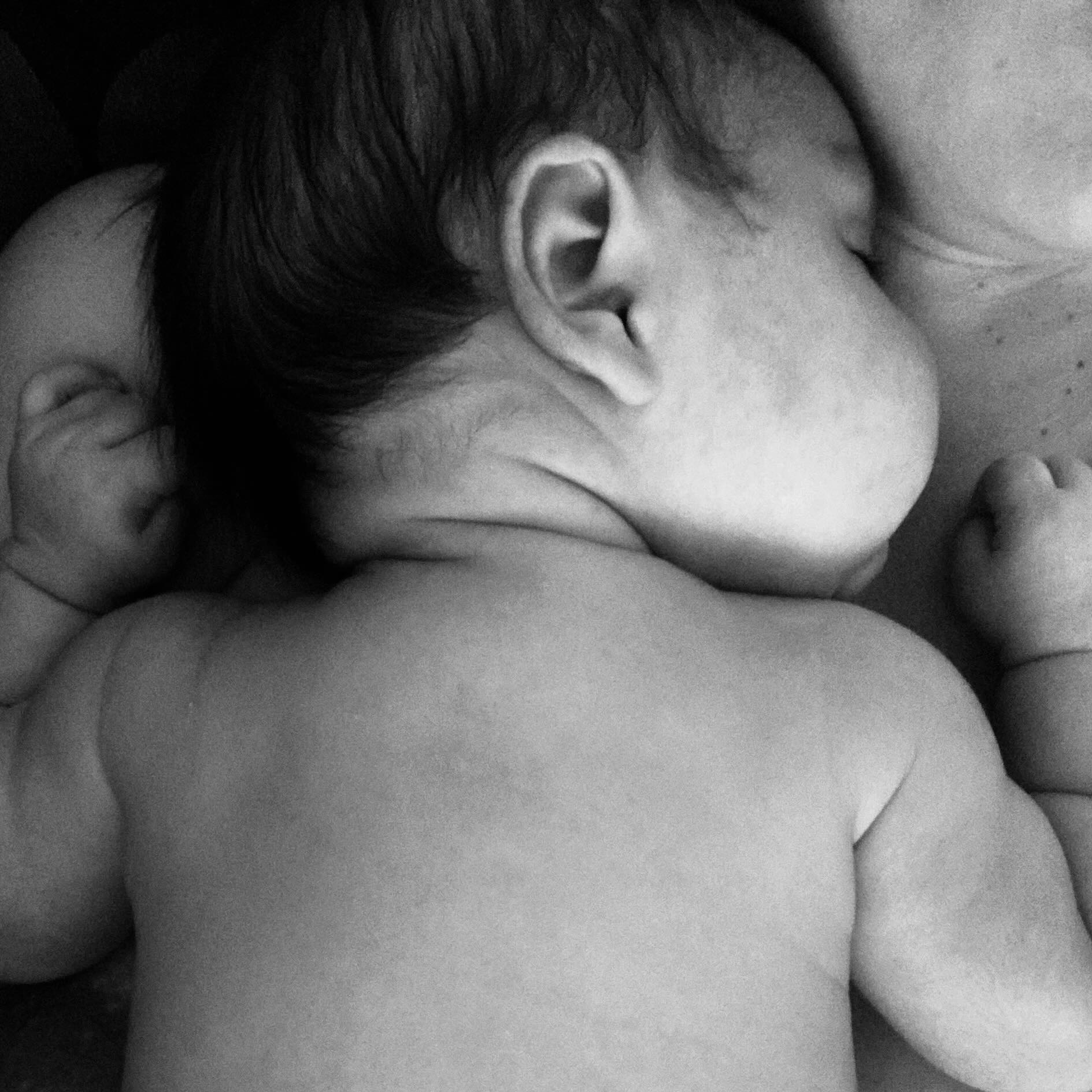 Skin-to-skin contact is a nurturing practice that involves holding a baby directly on a parent's bare chest. It can be beneficial for both the baby and the parent, and can help with bonding, temperature regulation, and more🤍