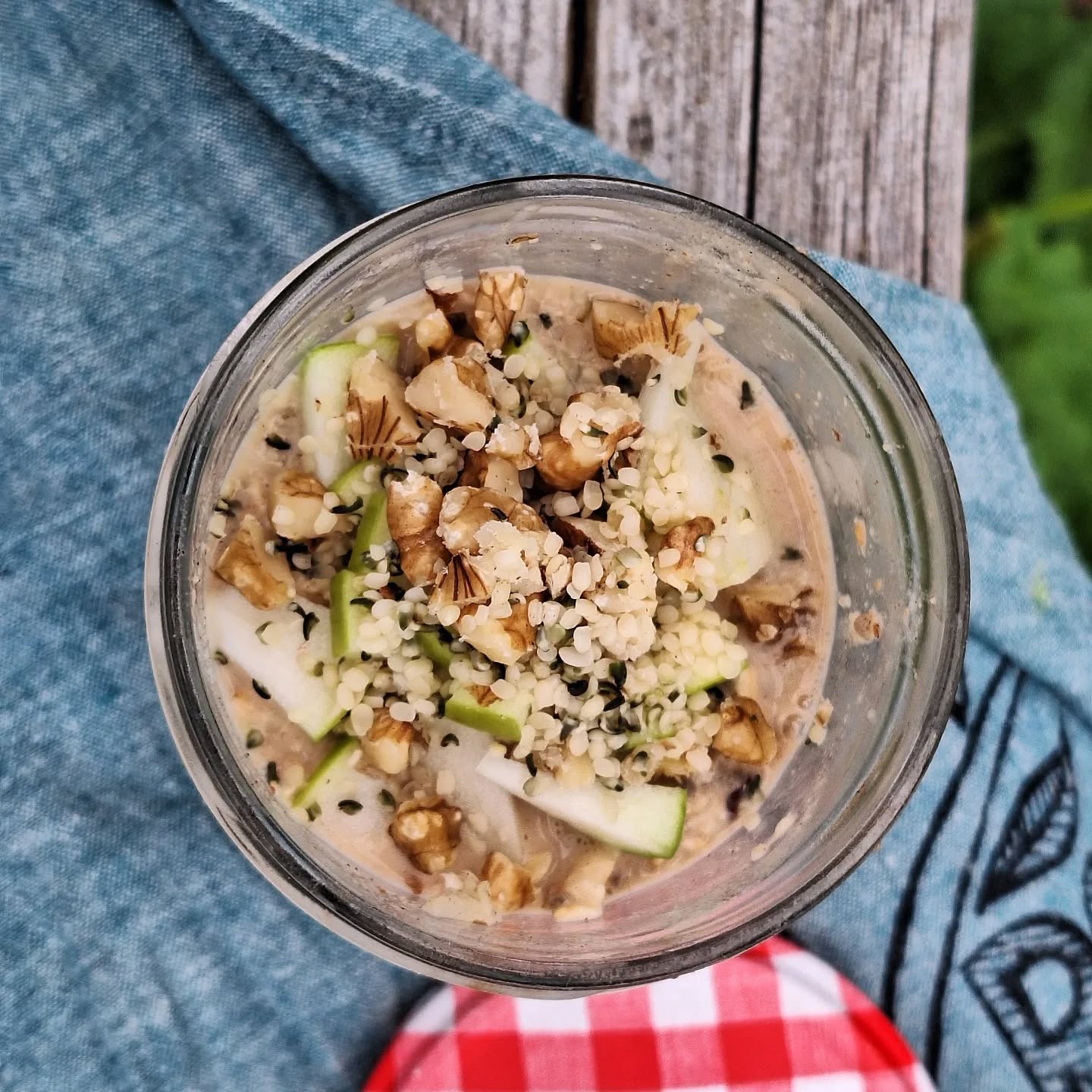 Bircher muesli for a breakfast or snack on the go: soak whole oats, apple juice, unsweetened almond milk, a spoonful of peanut butter, cinnamon, chia seeds, and grated apple overnight in a jar. The next morning, top it with chopped apple, walnuts, and hemp seeds, put a lid on it, and head out the door!