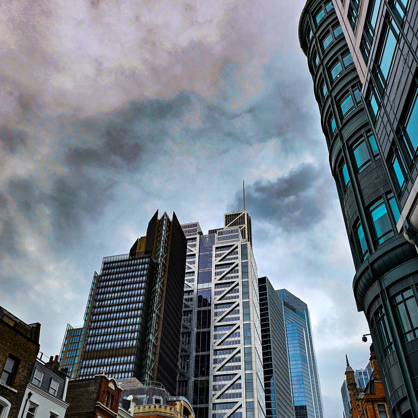 LONDON 📷 🏙
Please enjoy this first part of my 24 London trip: URBAN & GRAFFITI
When you think London, or England for that matter, grey weather does come to mind. I tried capturing the popping colours in this wonderful city to balance out all the greyness and bad weather. 🌧
The #graffiti or #tagging scene is big in this city. Displayed here are only a gew of the MASTERPIECES you can find around town.
• Big shout out to my colleague and friend @thenotoriousyog for touring me through these magnificent streets where no tourists ever come 😆 (and helping me with my trolley!)
Let me know what you think 👇
Inquiries per DM
#london #photography #urban #urbanstyle #city #tagging #graffiti #art