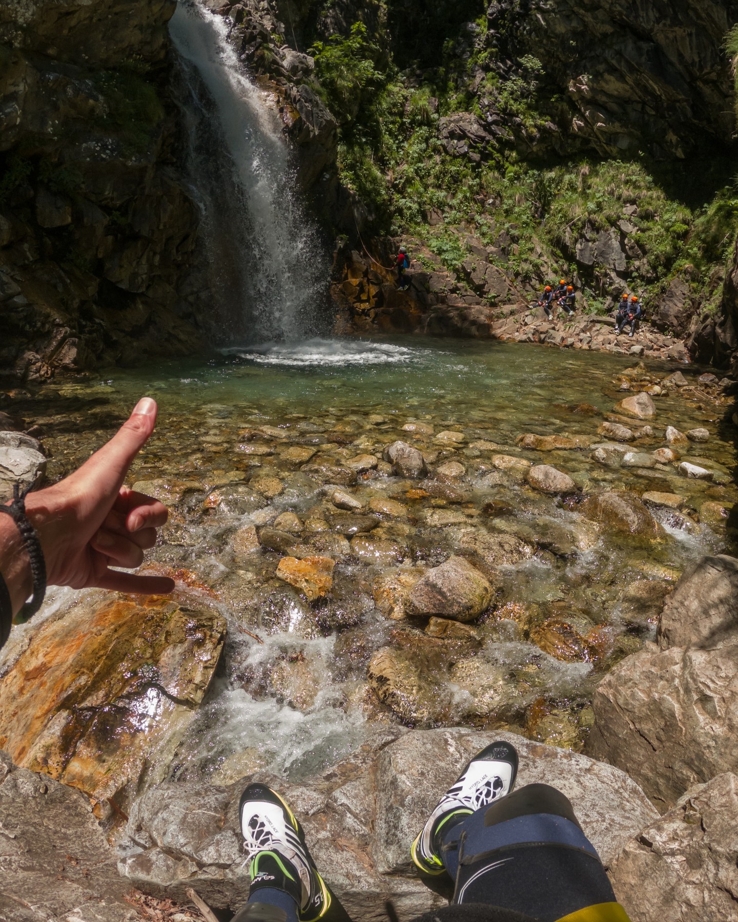 Canyoning moments! ¡disfrutando después de haber rapelado esa pedazo de cascada! 💦💦
.
.
.
.
#barranquismo #canyoning #canyoneering #ordesa #ainsa #pyreneeen #pirineos #huescalamagia