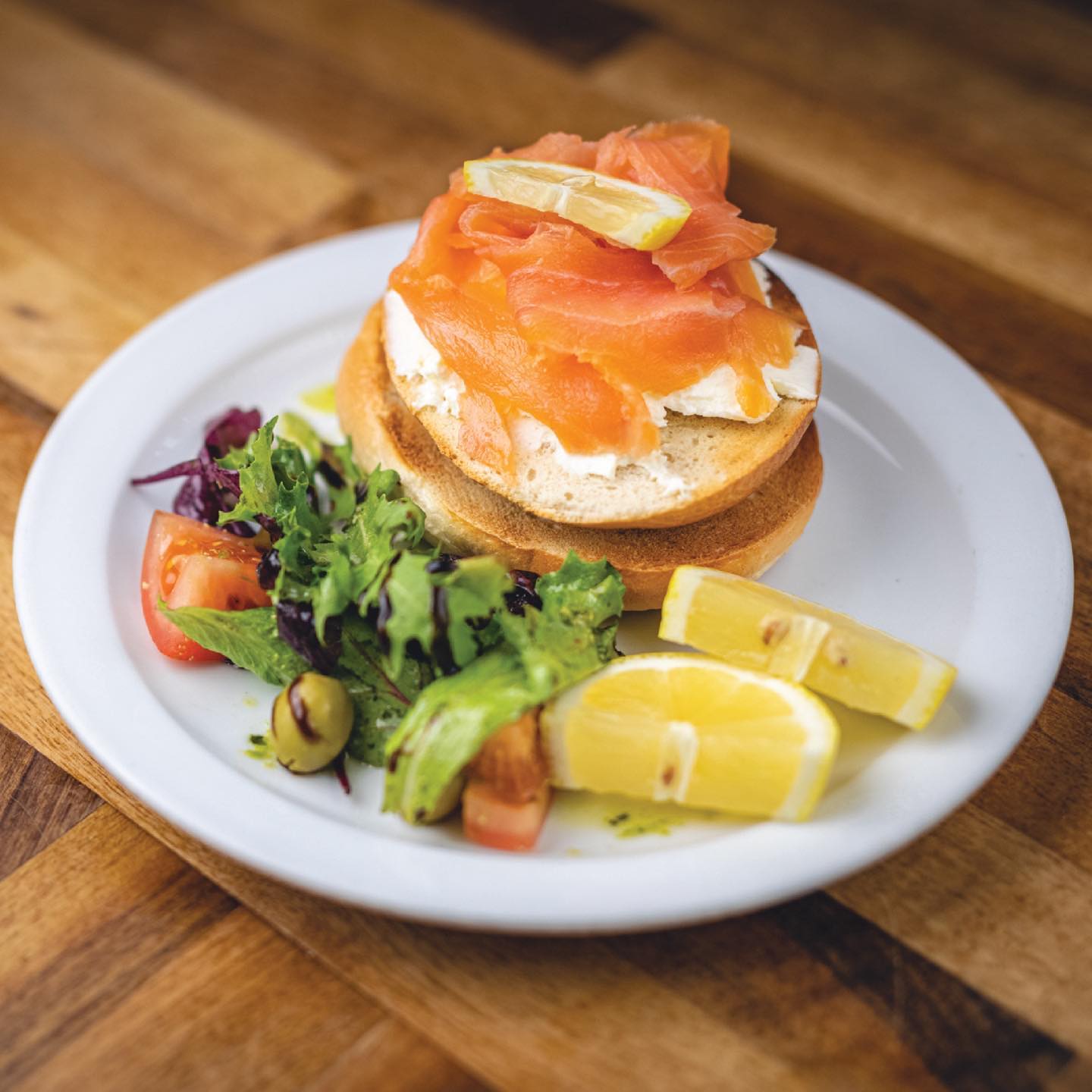Indulge in our deliciously fresh Salmon Bagel! 🥯 Topped with creamy cream cheese and premium smoked salmon, it's a brunch classic you won't want to miss. #BrunchCafe #SalmonBagel #GourmetBrunch #BagelLove