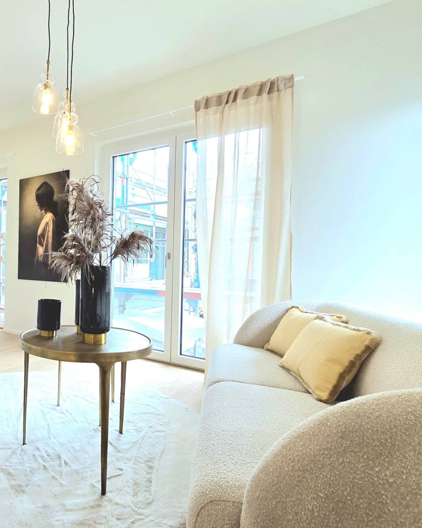 Juhu!! Bald ist ist neuer Wohnraum in Köln da! Und das auch noch in Rheinnähe.😍
Wer Glamour und Eleganz sucht, wird in diesem Neubauprojekt bestimmt genauso fündig, wie der Purist.💫
#homestaging #homestyling ##immobilienpräsentation #immobilienverkauf #Immobilien #immopreneur #immocation #immobilienprofi #immobilienportal #swisslife #Köln #schönerwohnen #home